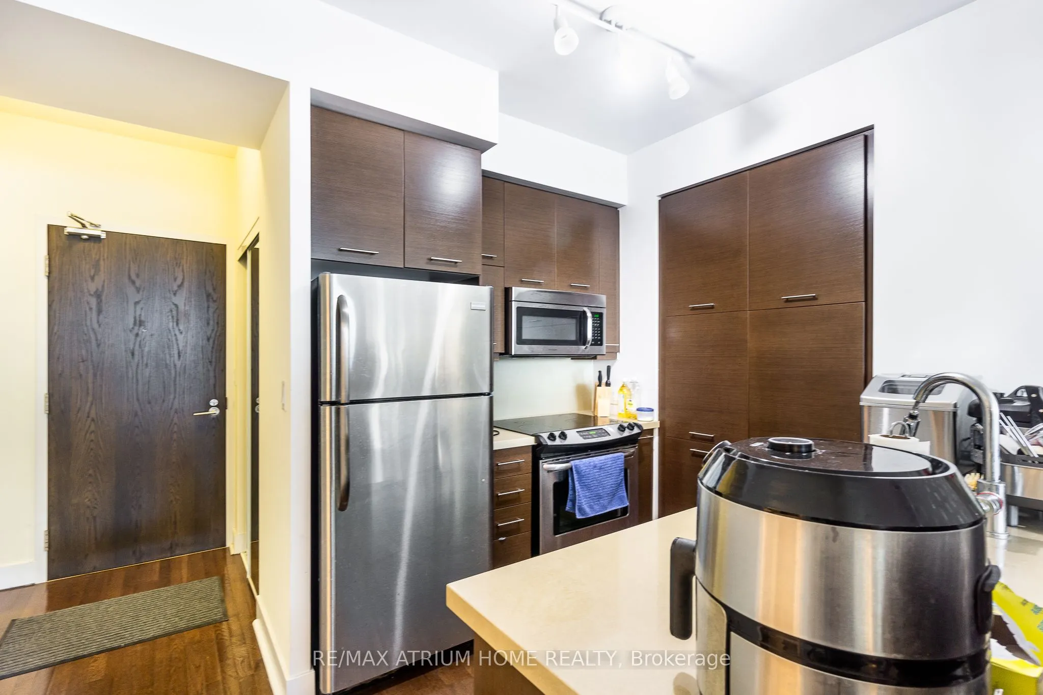 26 Norton Avenue, #410