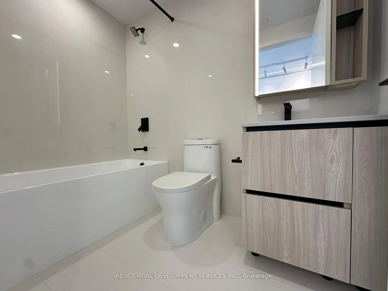 699 Sheppard Avenue E, #915