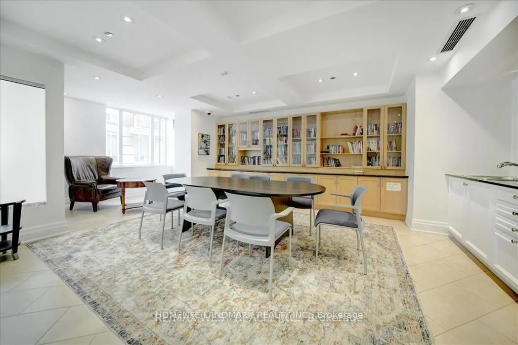 451 Rosewell Avenue, #404