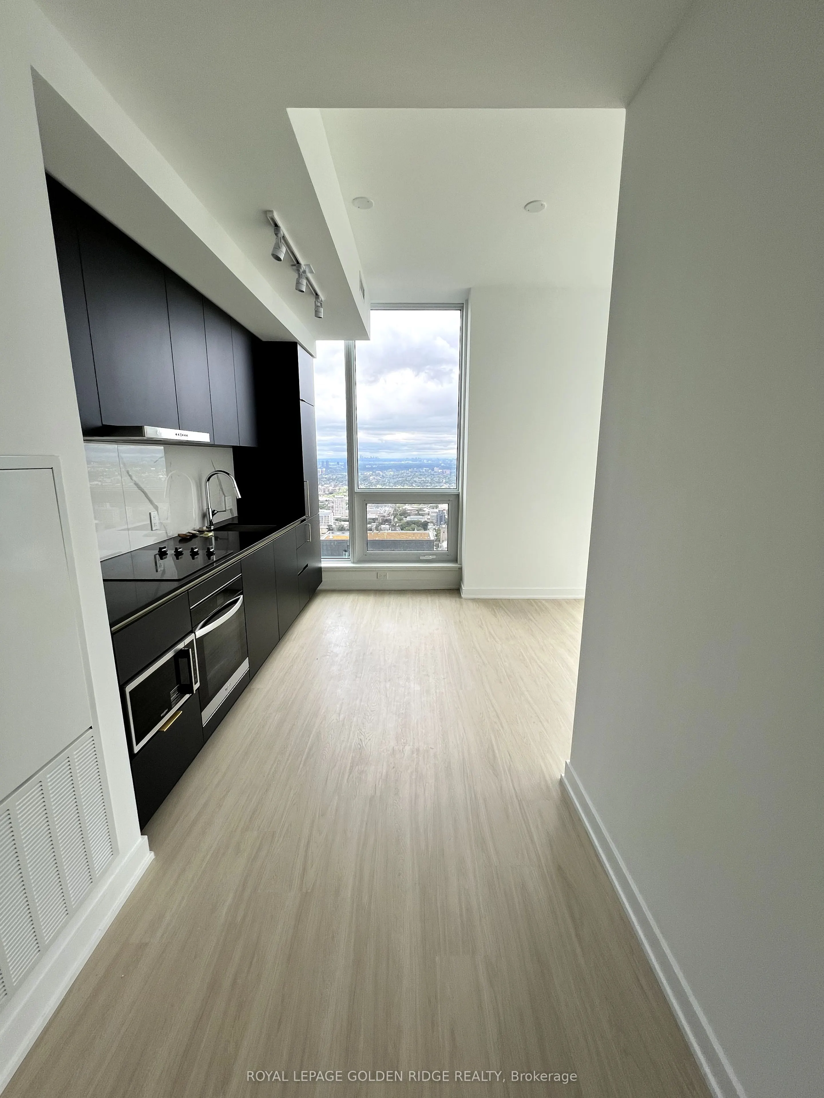 8 Wellesley Street W, #PH02
