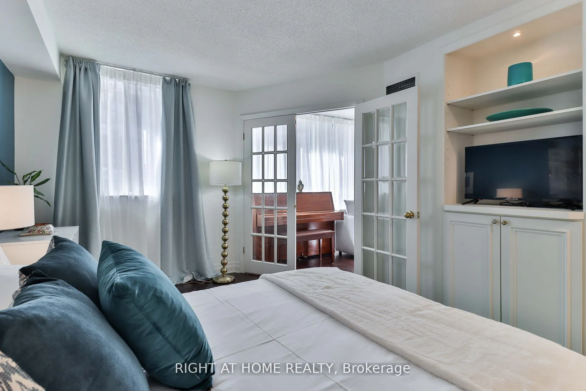 225 Davenport Road, #402