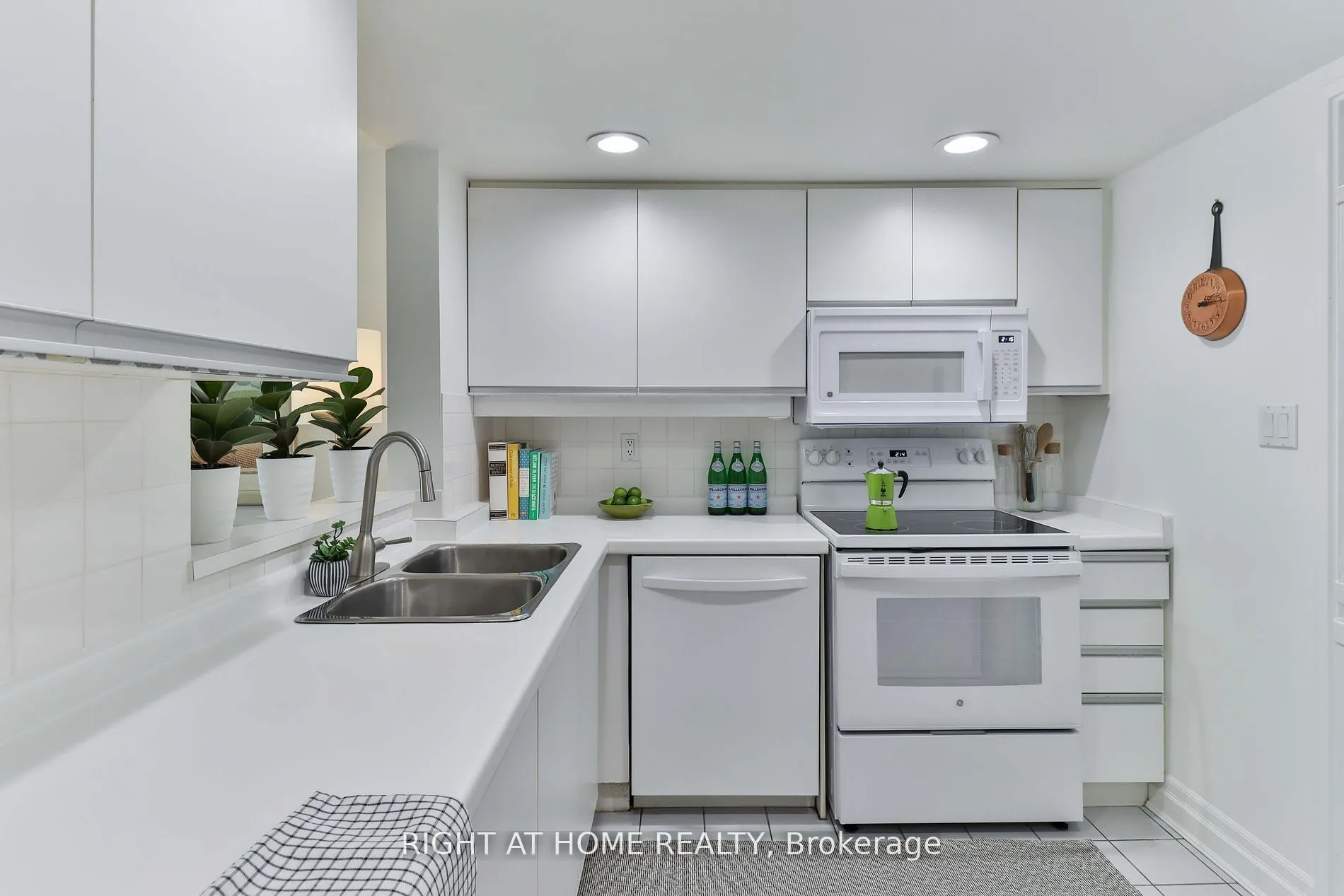 225 Davenport Road, #402