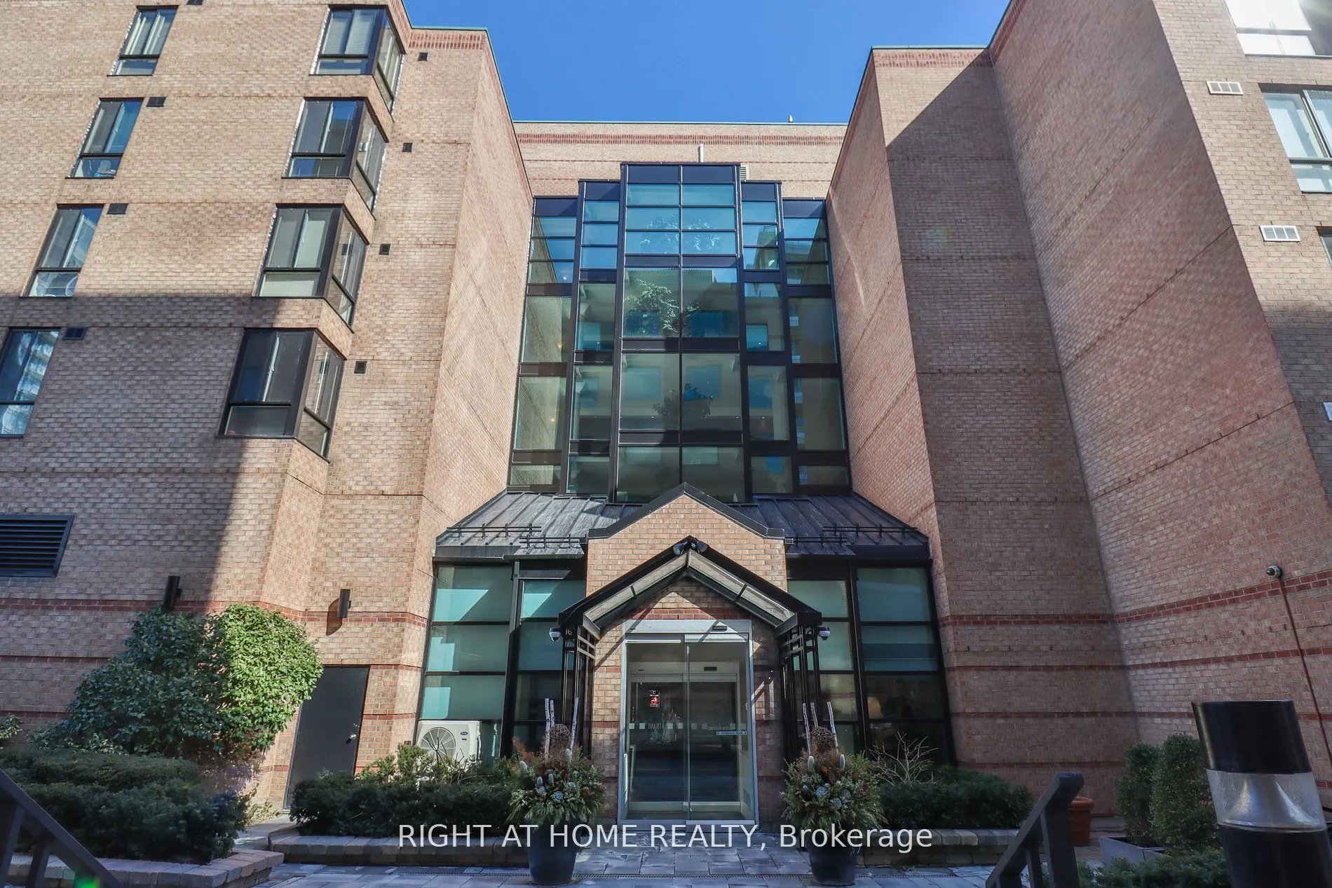 225 Davenport Road, #402