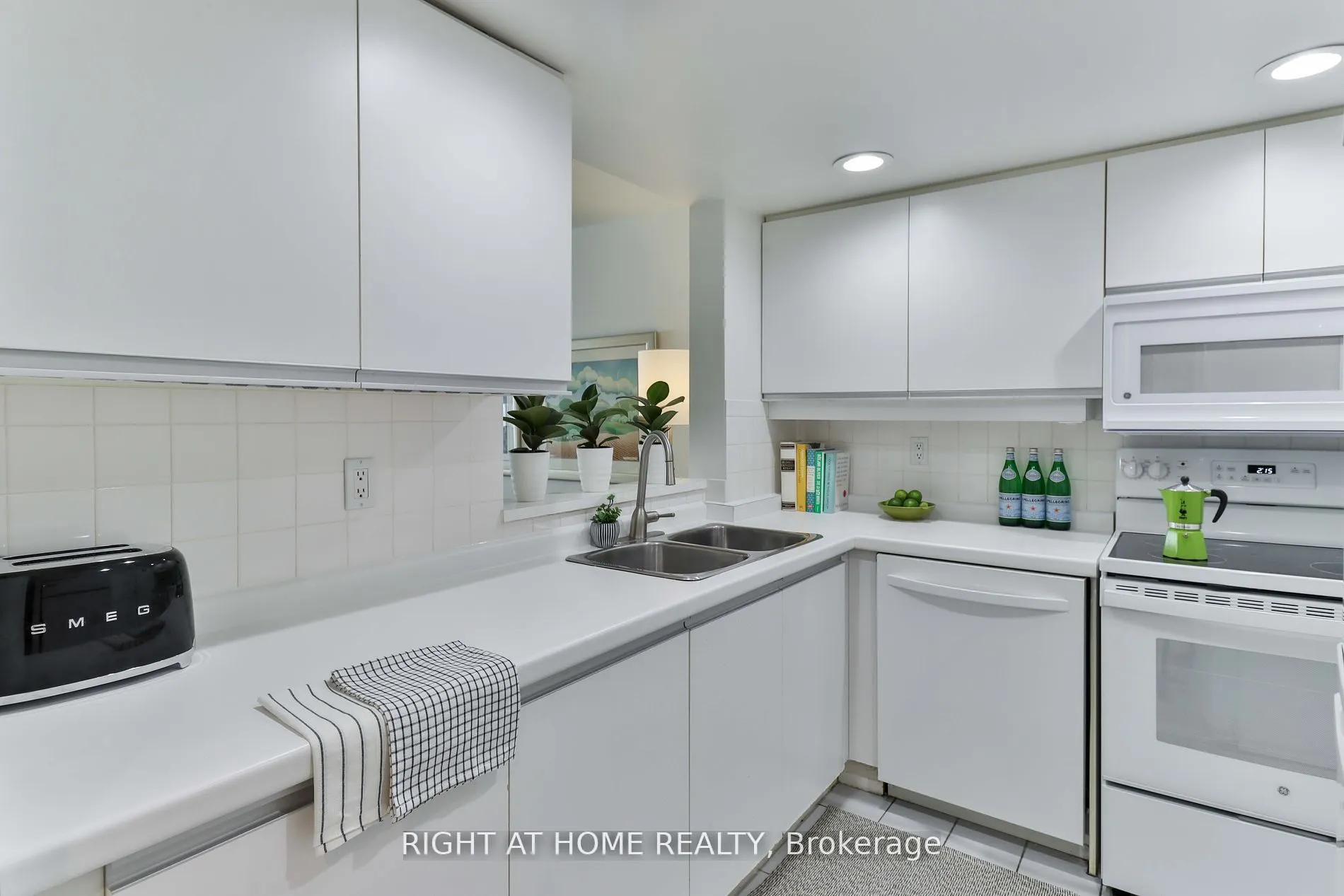 225 Davenport Road, #402