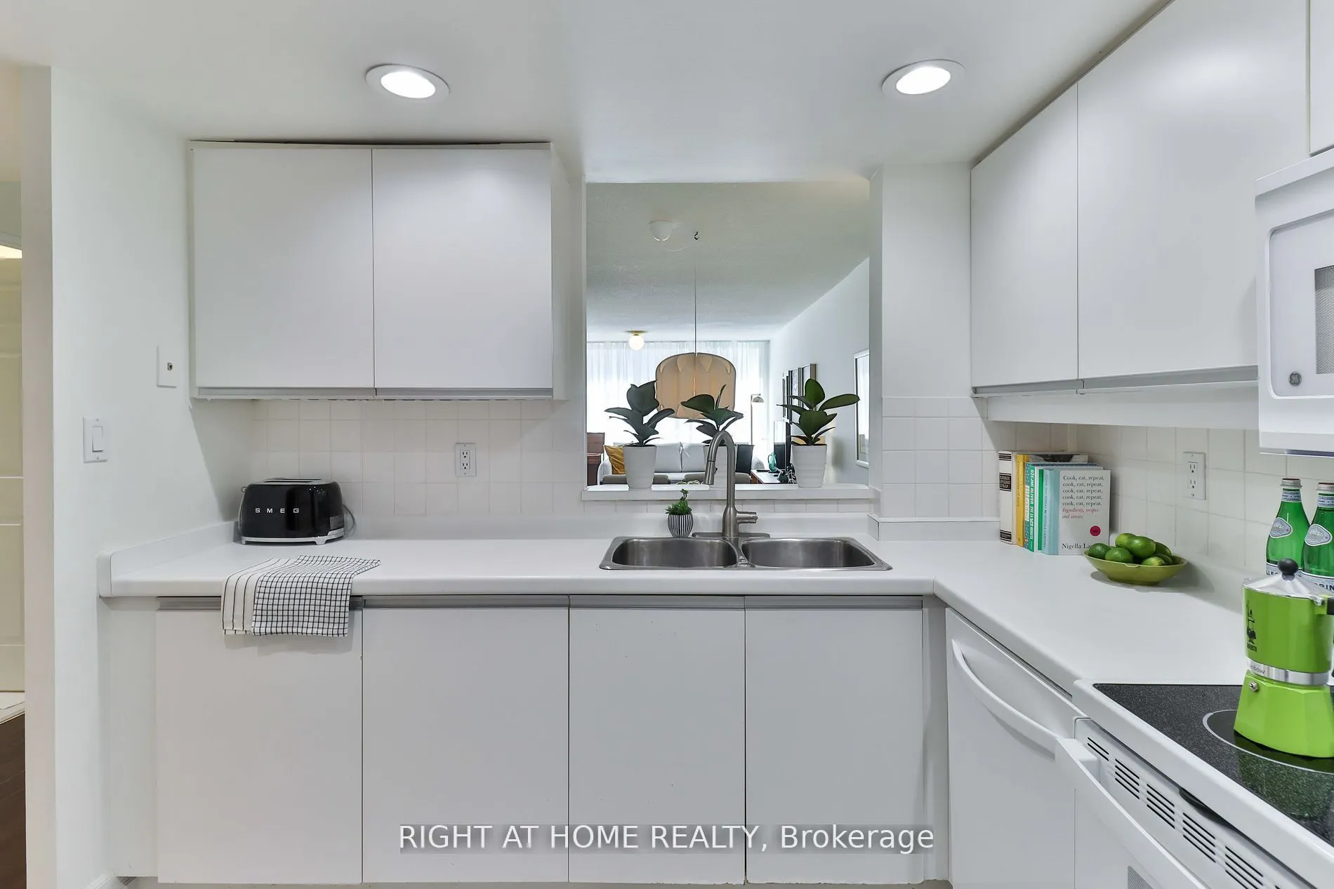 225 Davenport Road, #402