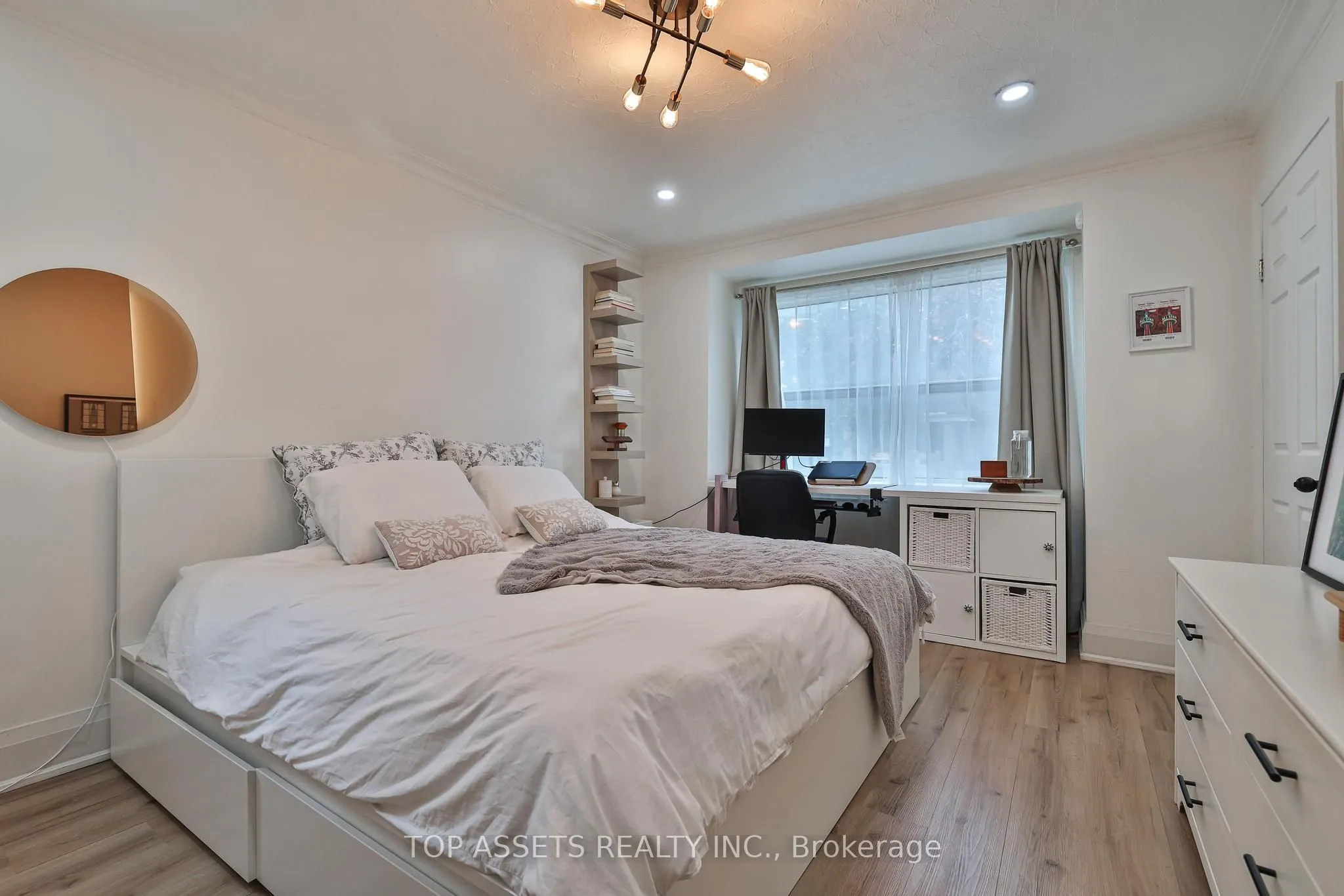 570 (MAIN) Vaughan Road