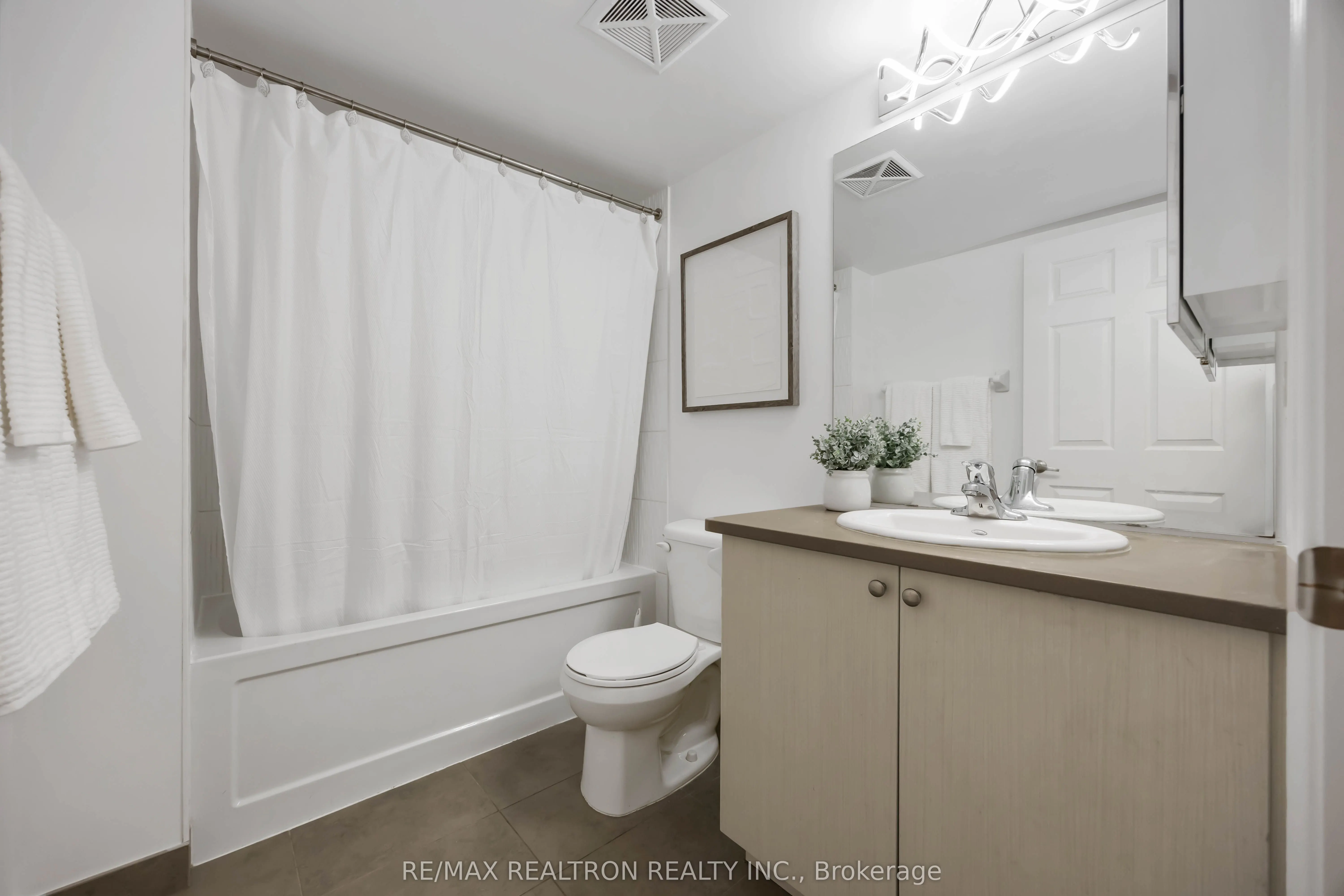 25 Lower Simcoe Street, #525