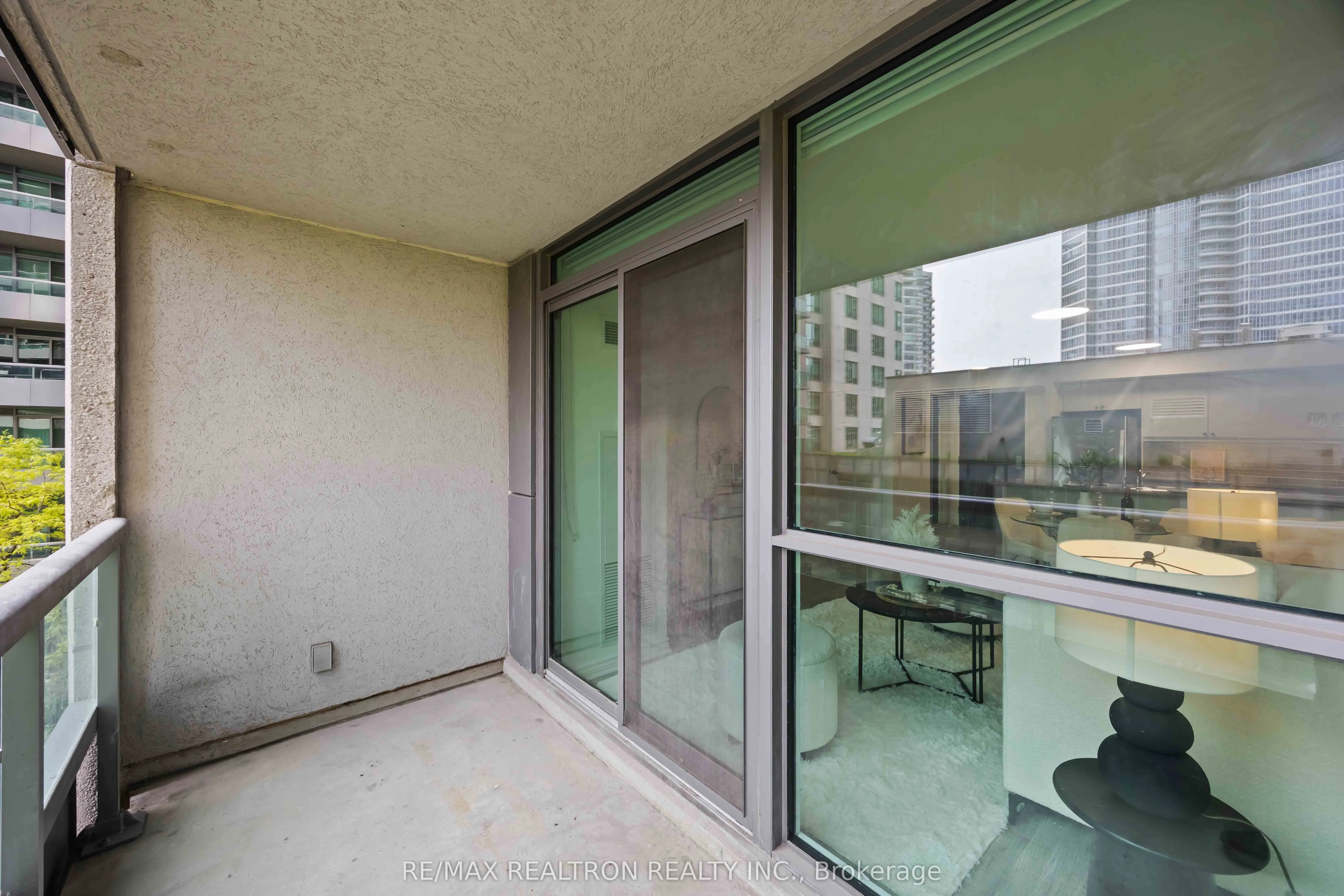 25 Lower Simcoe Street, #525