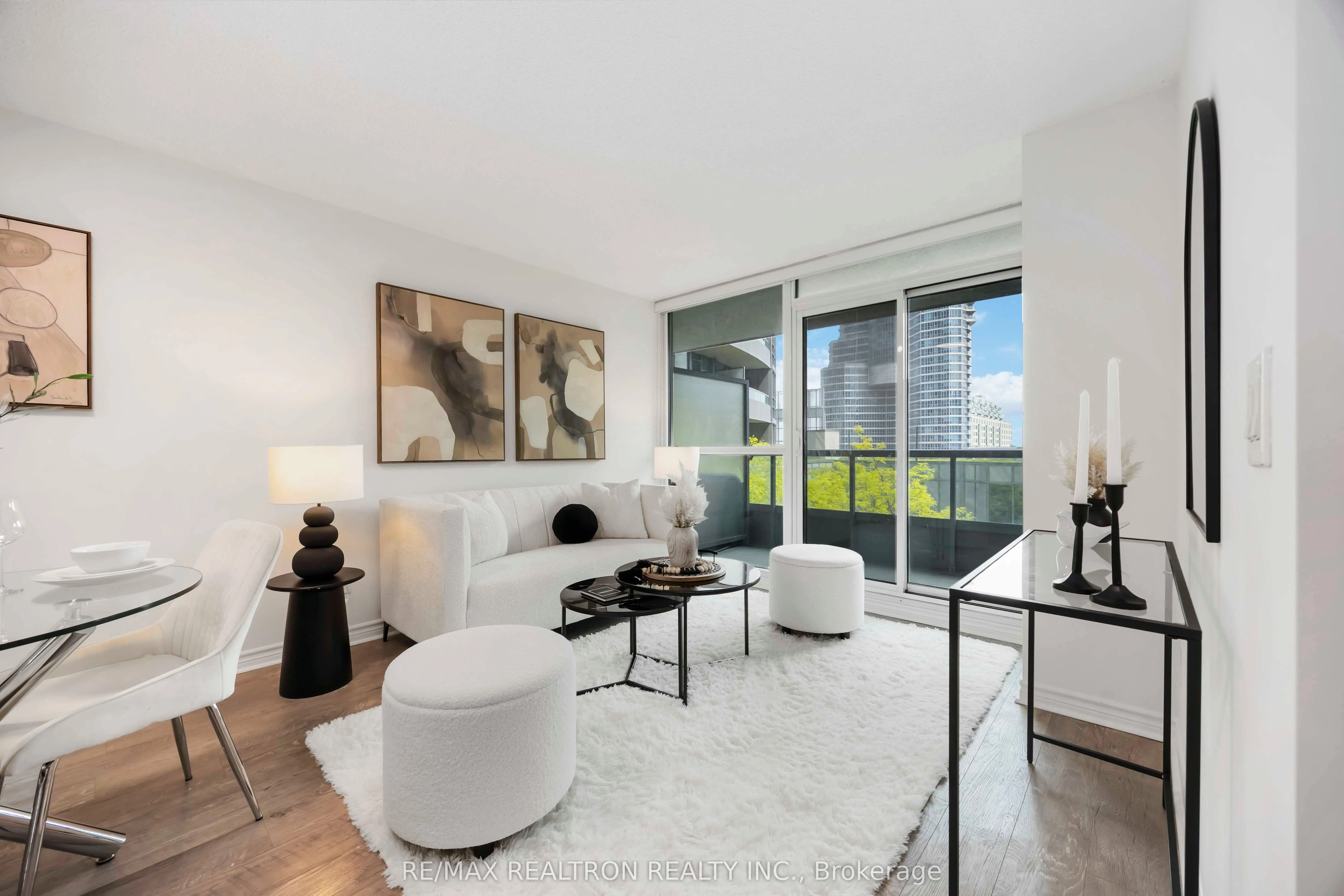 25 Lower Simcoe Street, #525