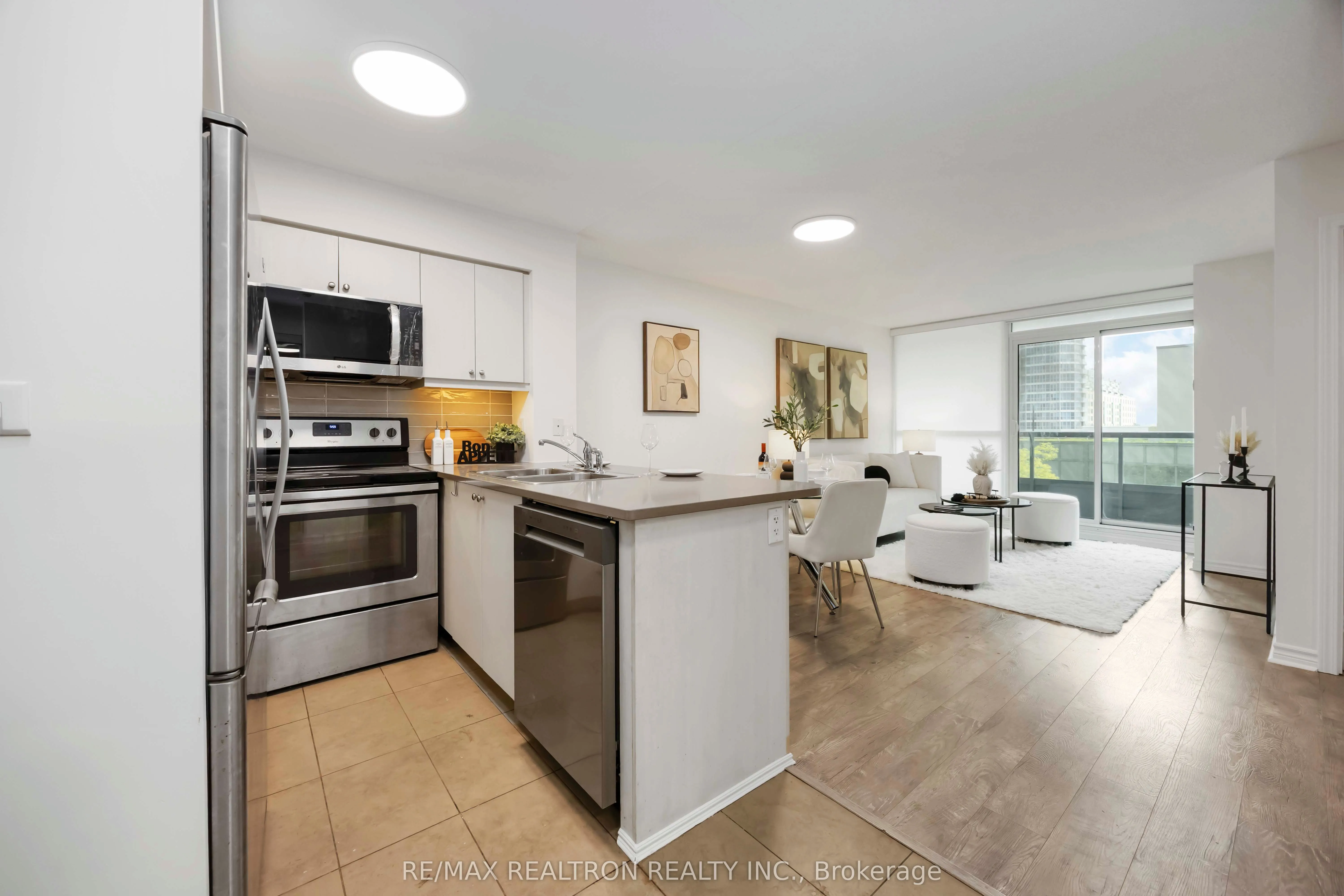 25 Lower Simcoe Street, #525
