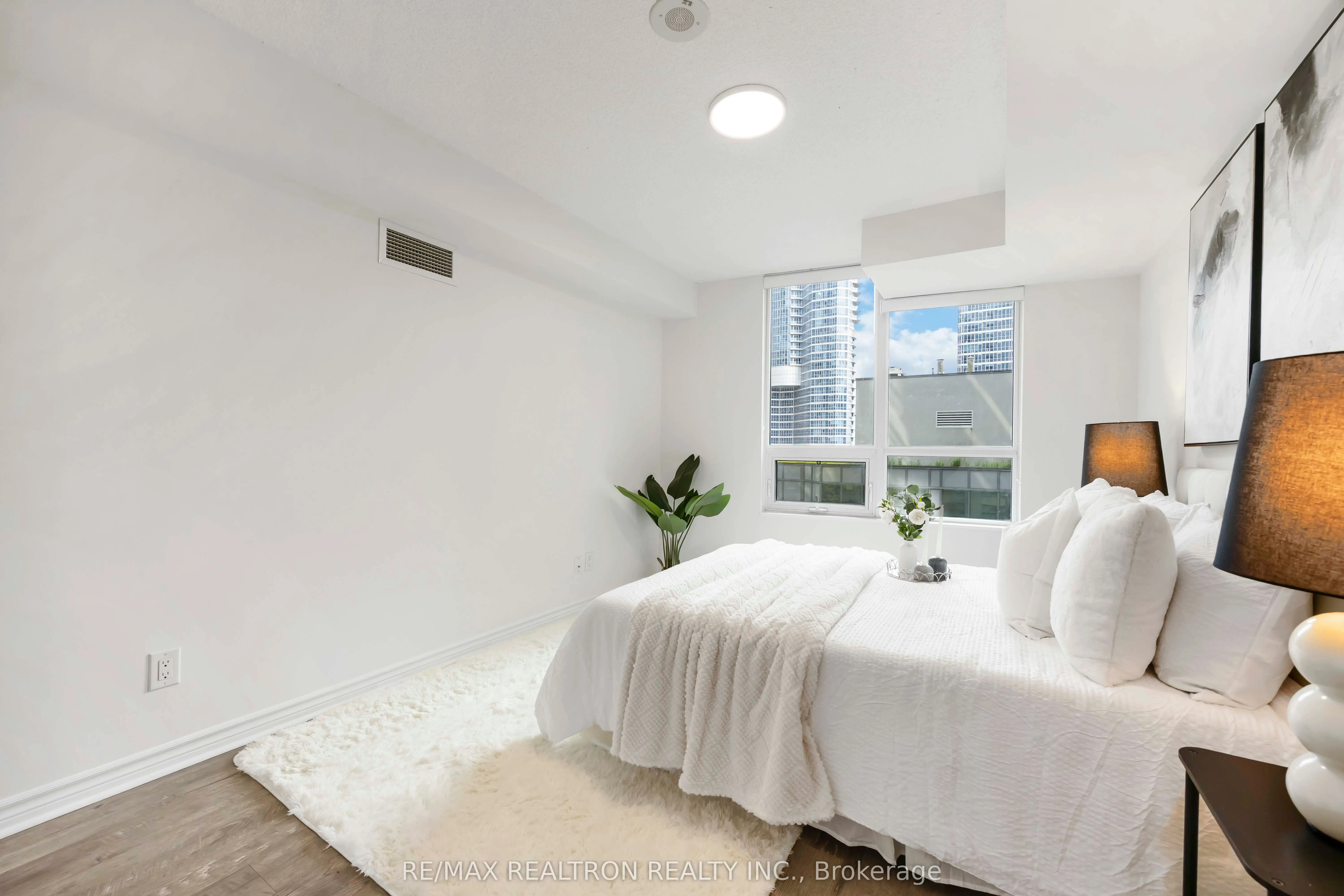 25 Lower Simcoe Street, #525