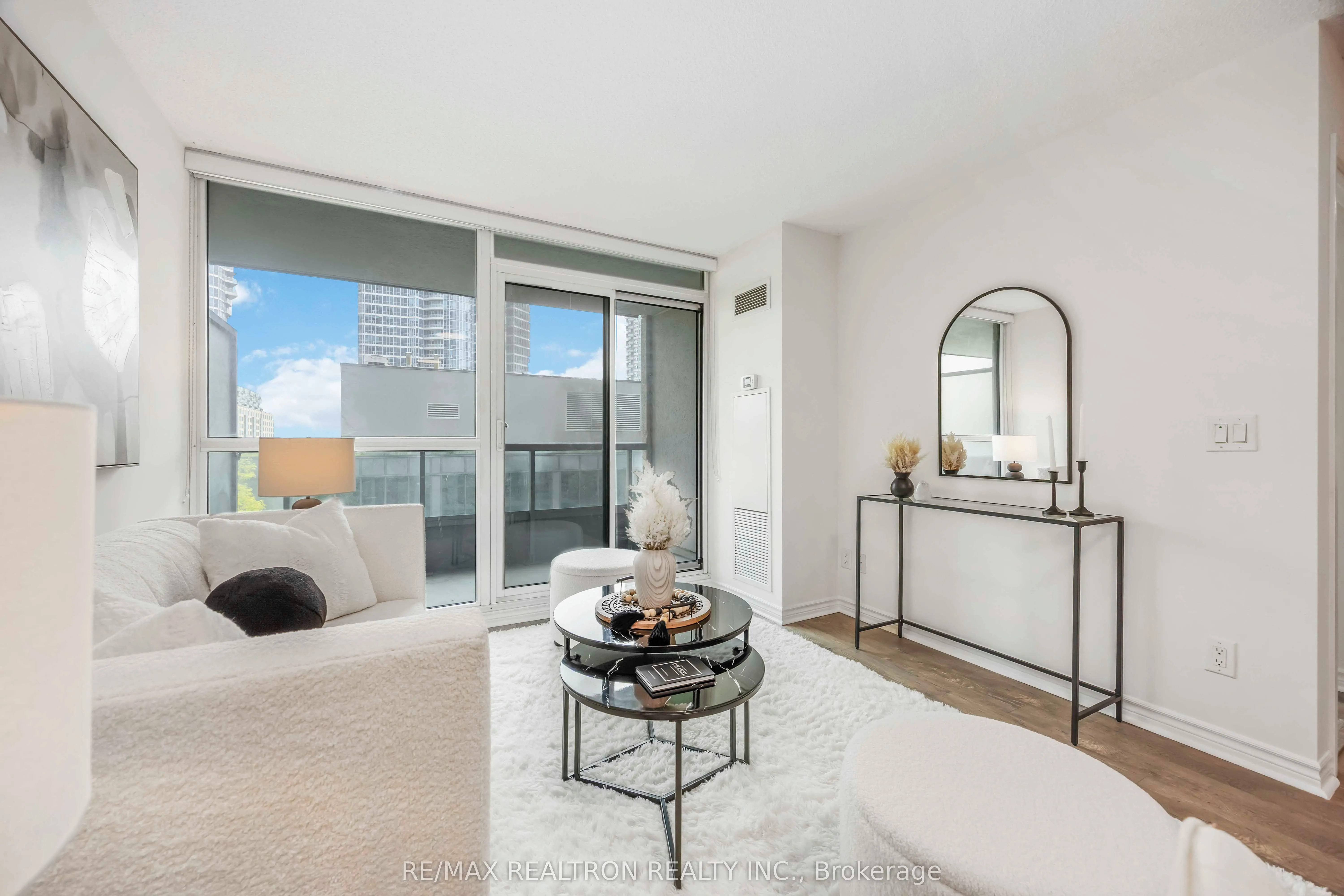 25 Lower Simcoe Street, #525