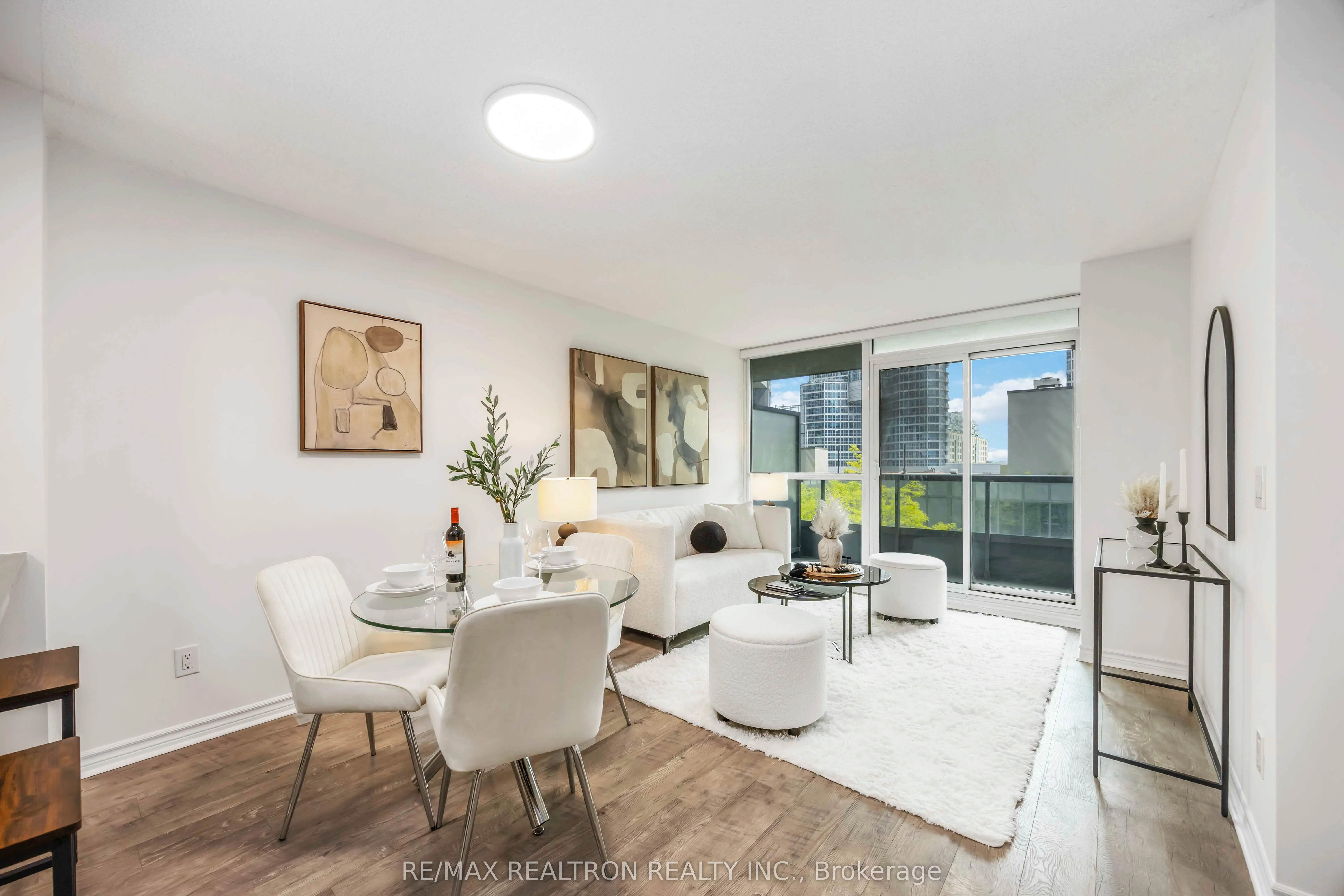 25 Lower Simcoe Street, #525