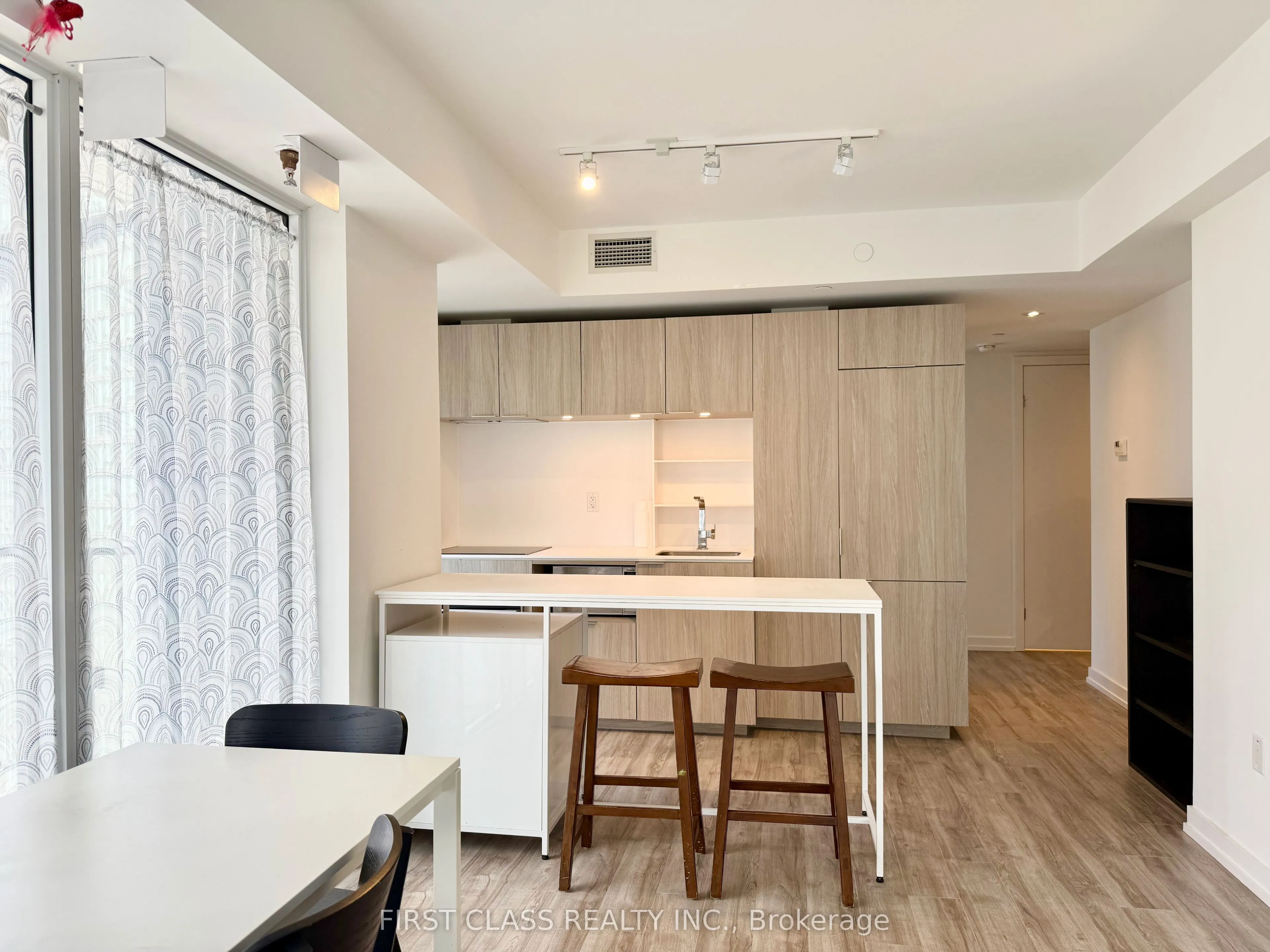 77 Shuter Street, #1802