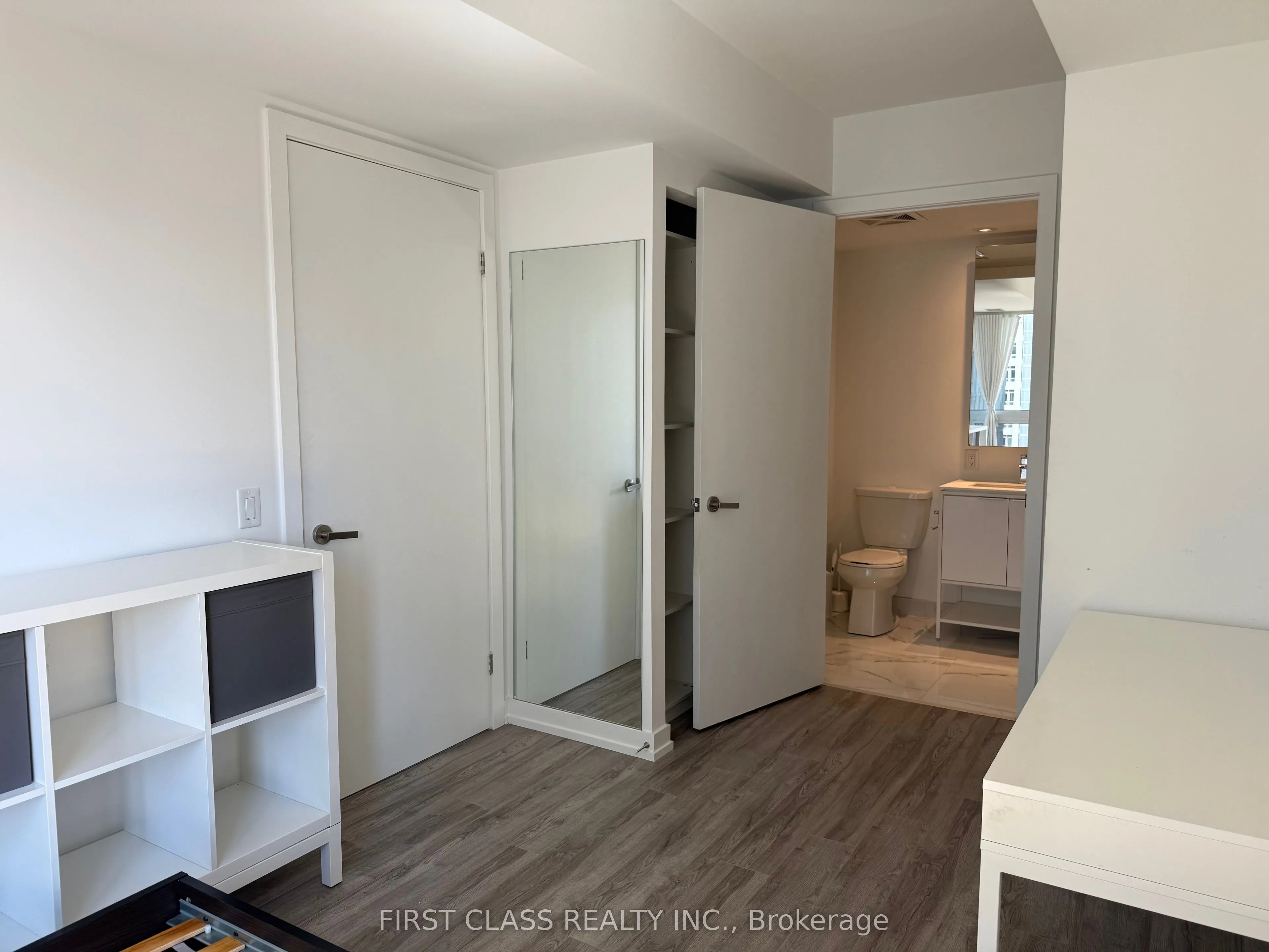 77 Shuter Street, #1802