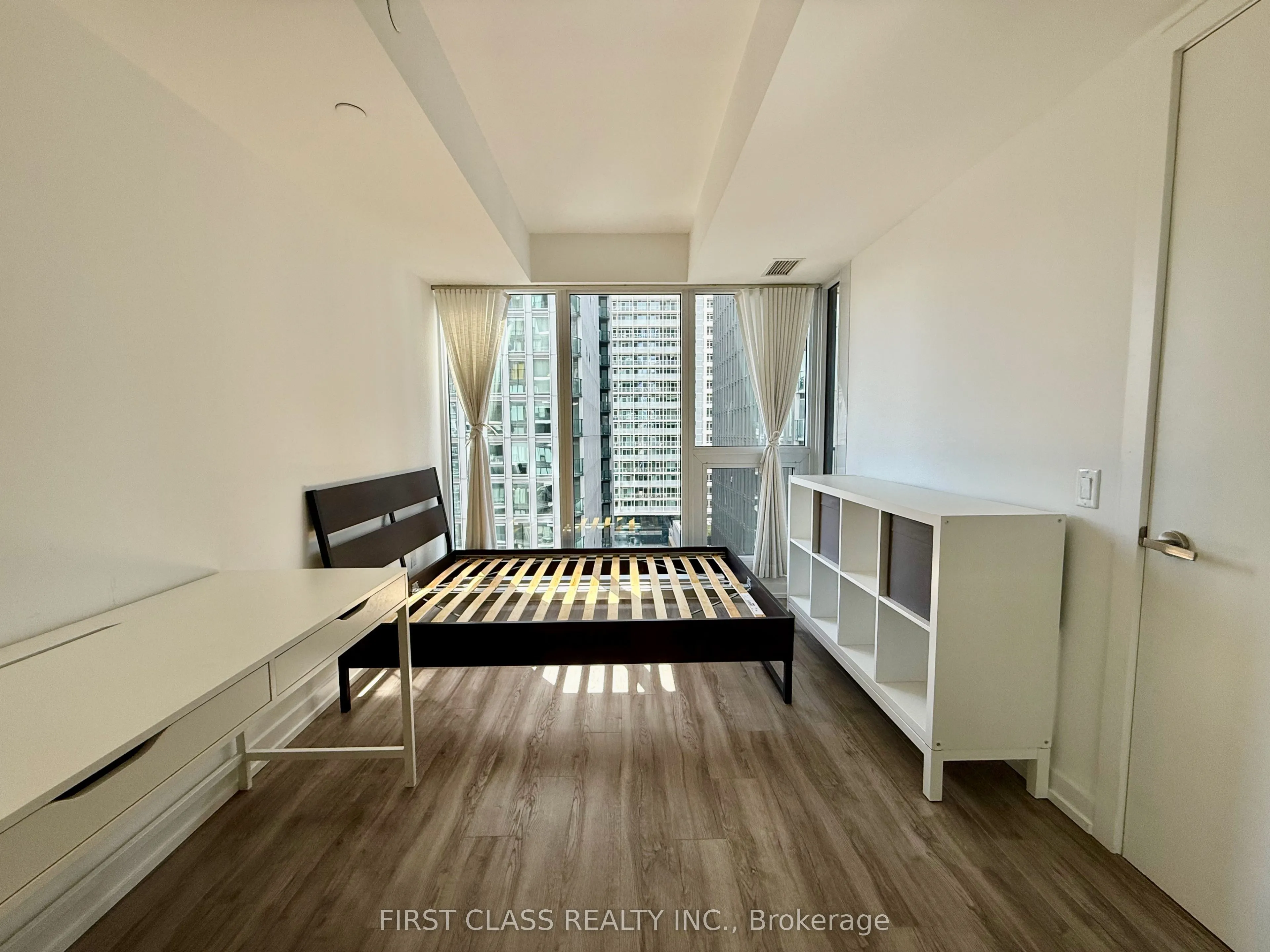 77 Shuter Street, #1802
