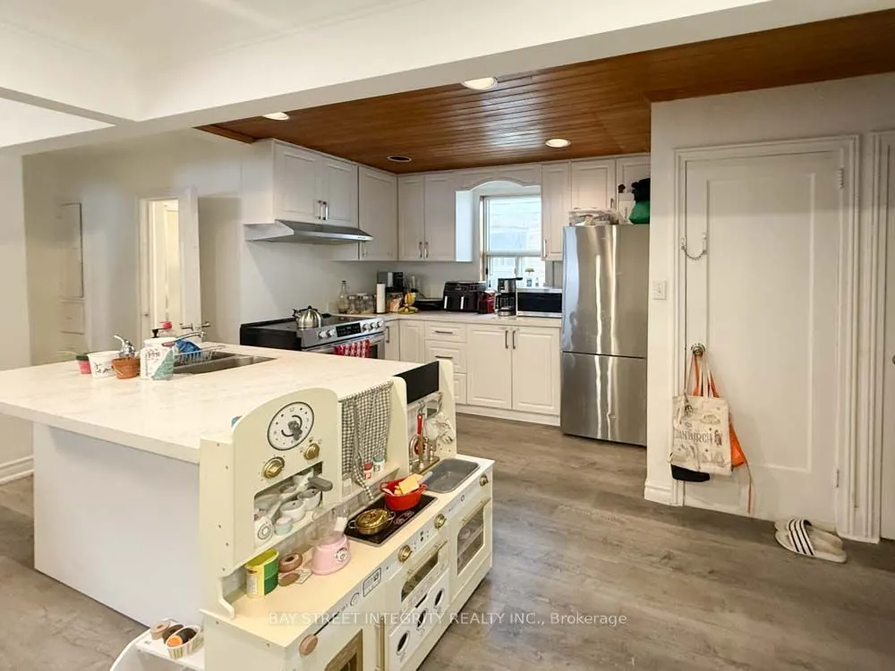 315 Laird Drive, #Upper
