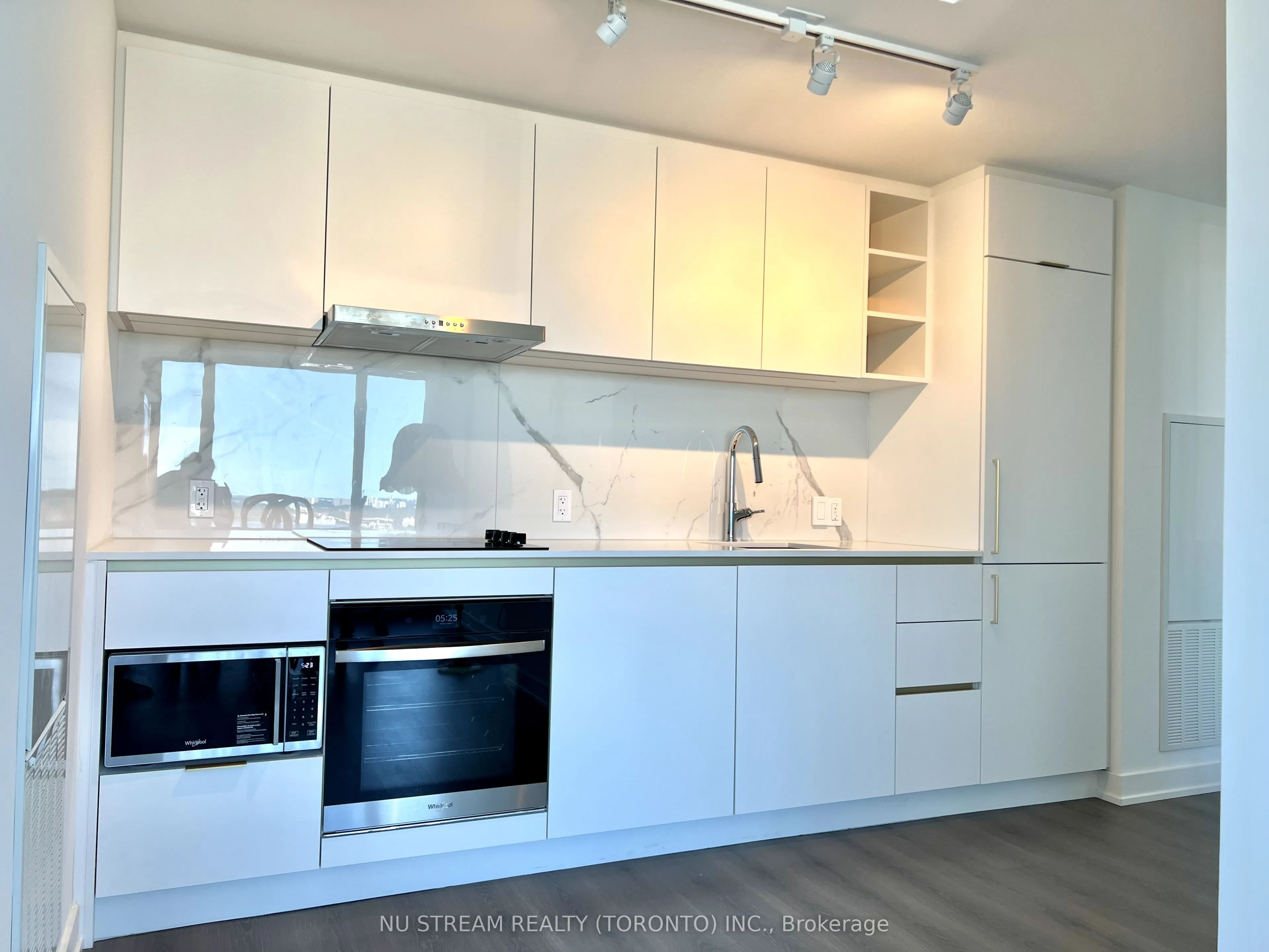 8 Wellesley Street W, #5507