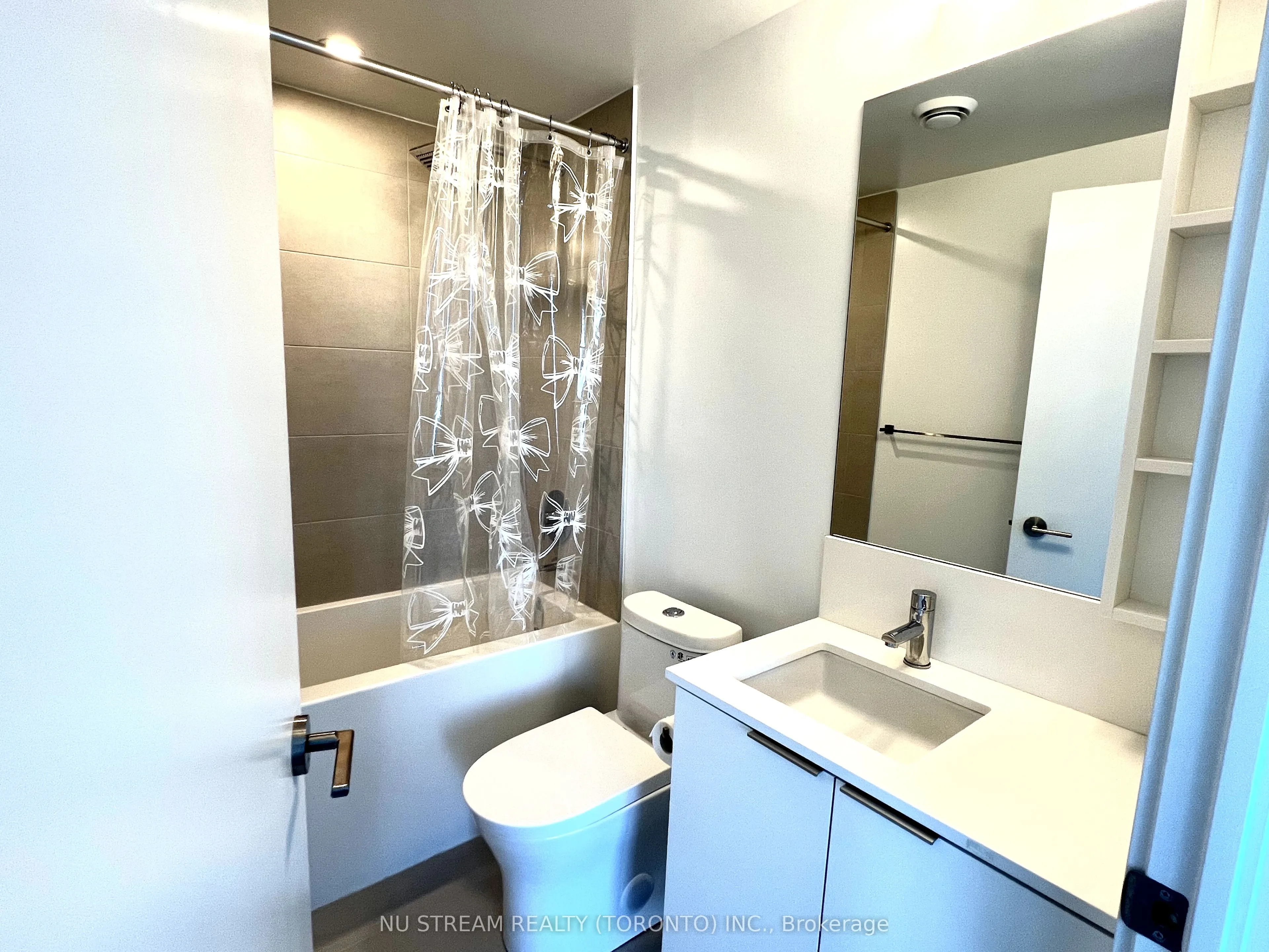 8 Wellesley Street W, #5507