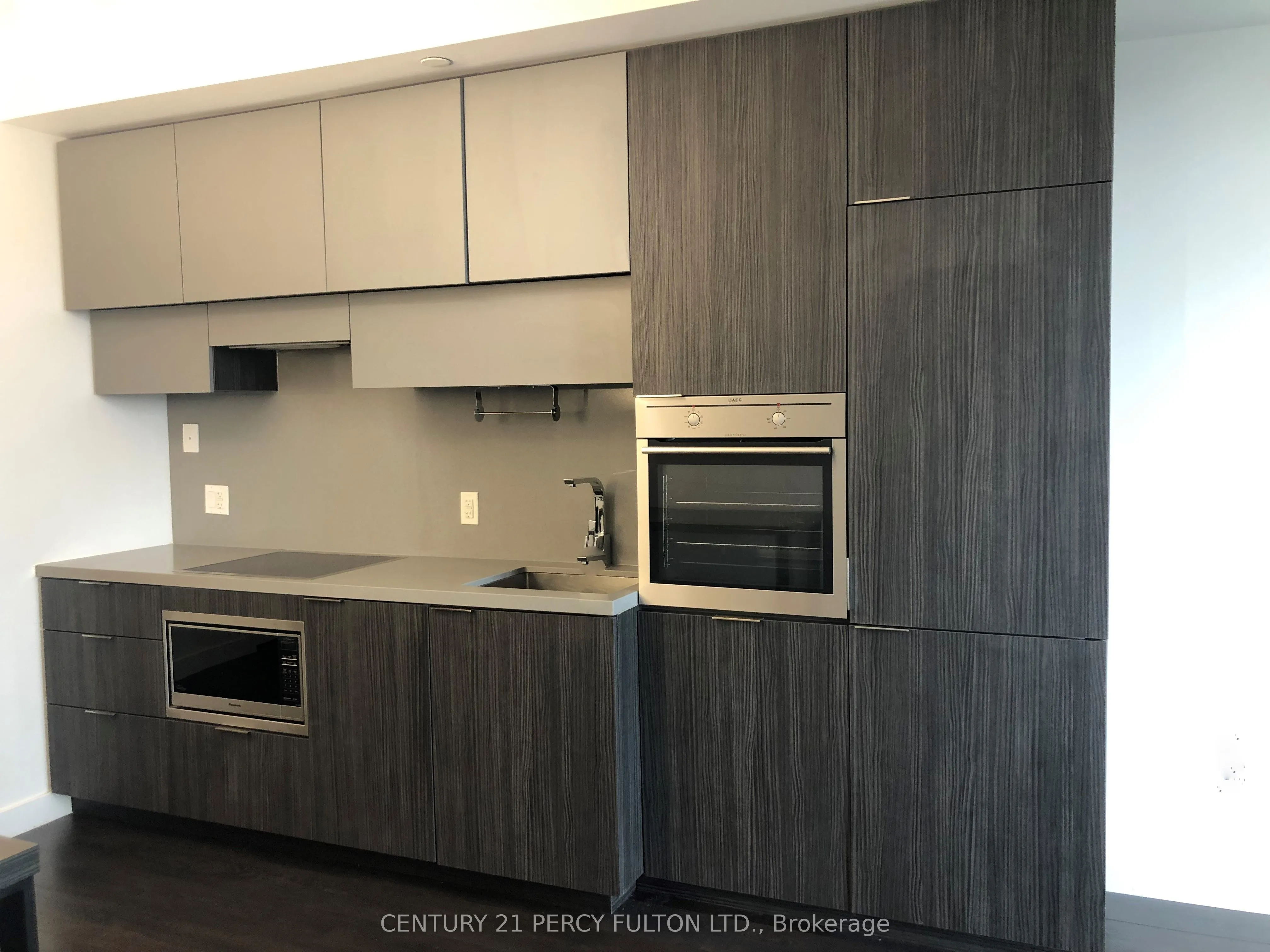 8 Eglinton Avenue E, #2001