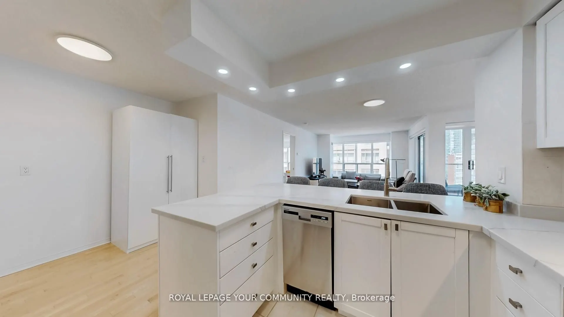 909 Bay Street, #1609