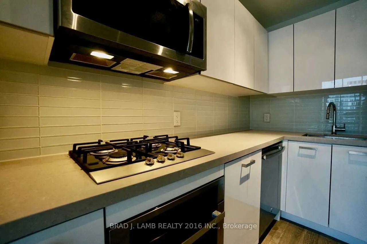 608 Richmond Street W, #807