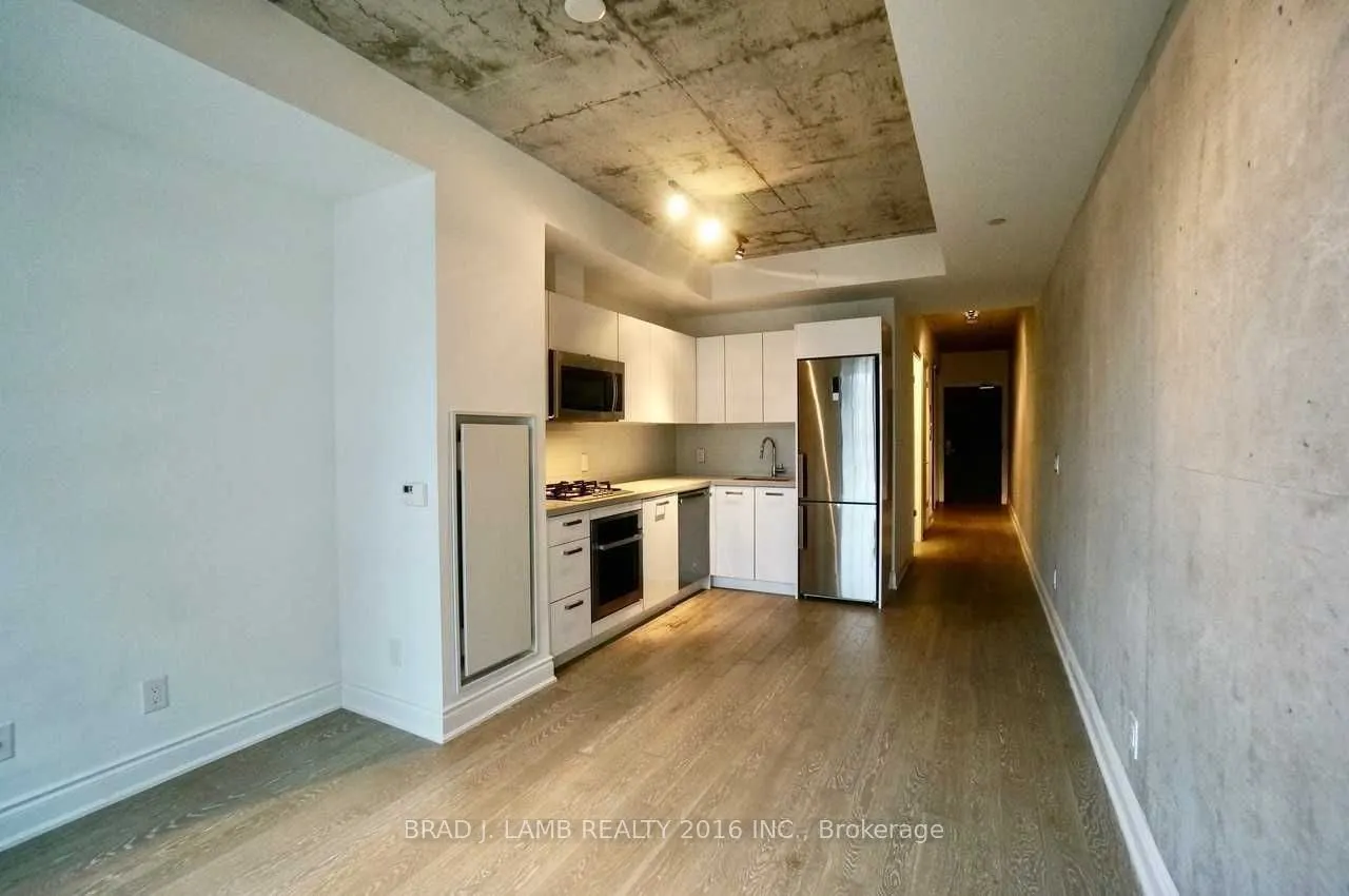 608 Richmond Street W, #807