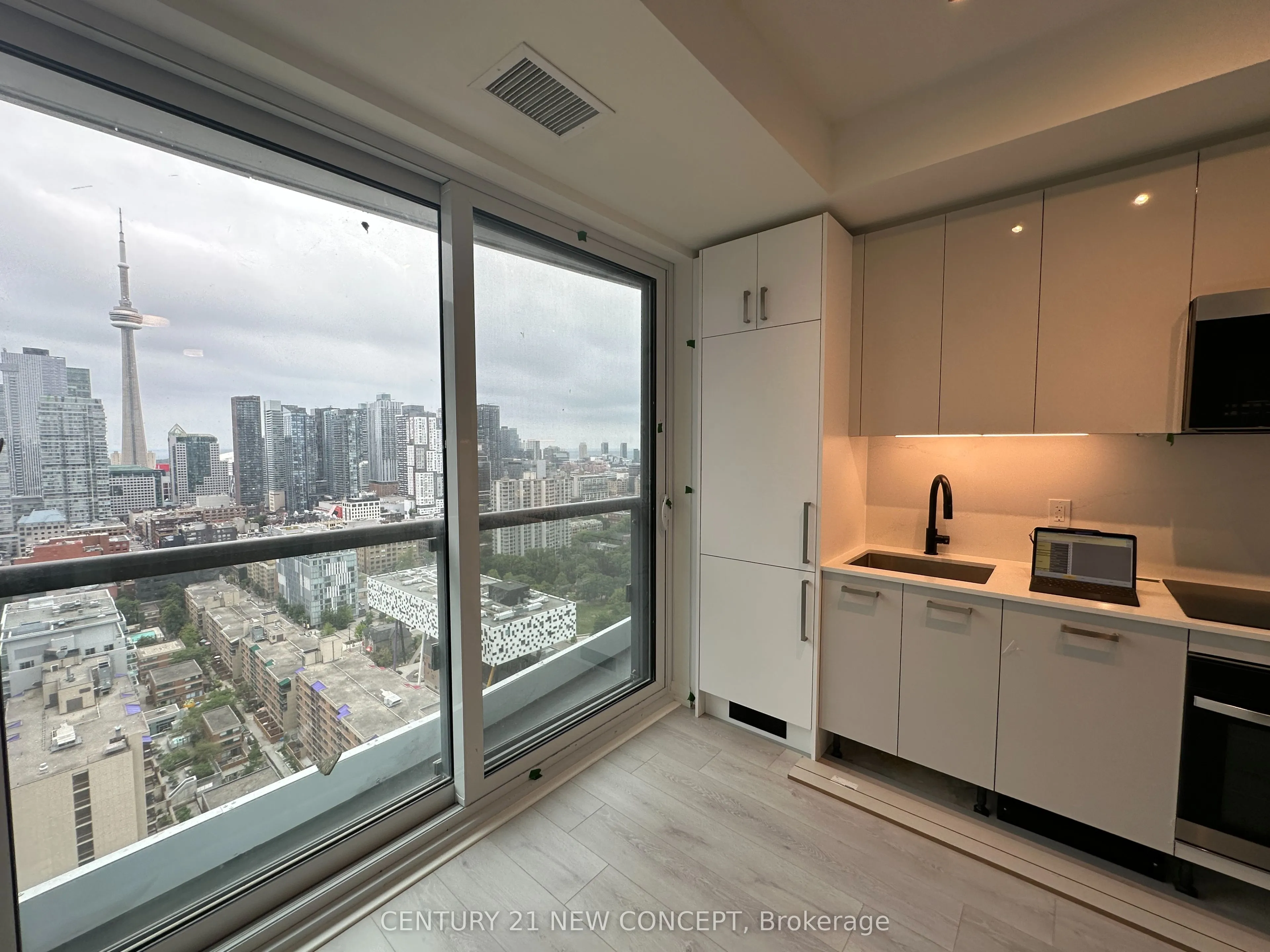 280 Dundas Street W, #2806