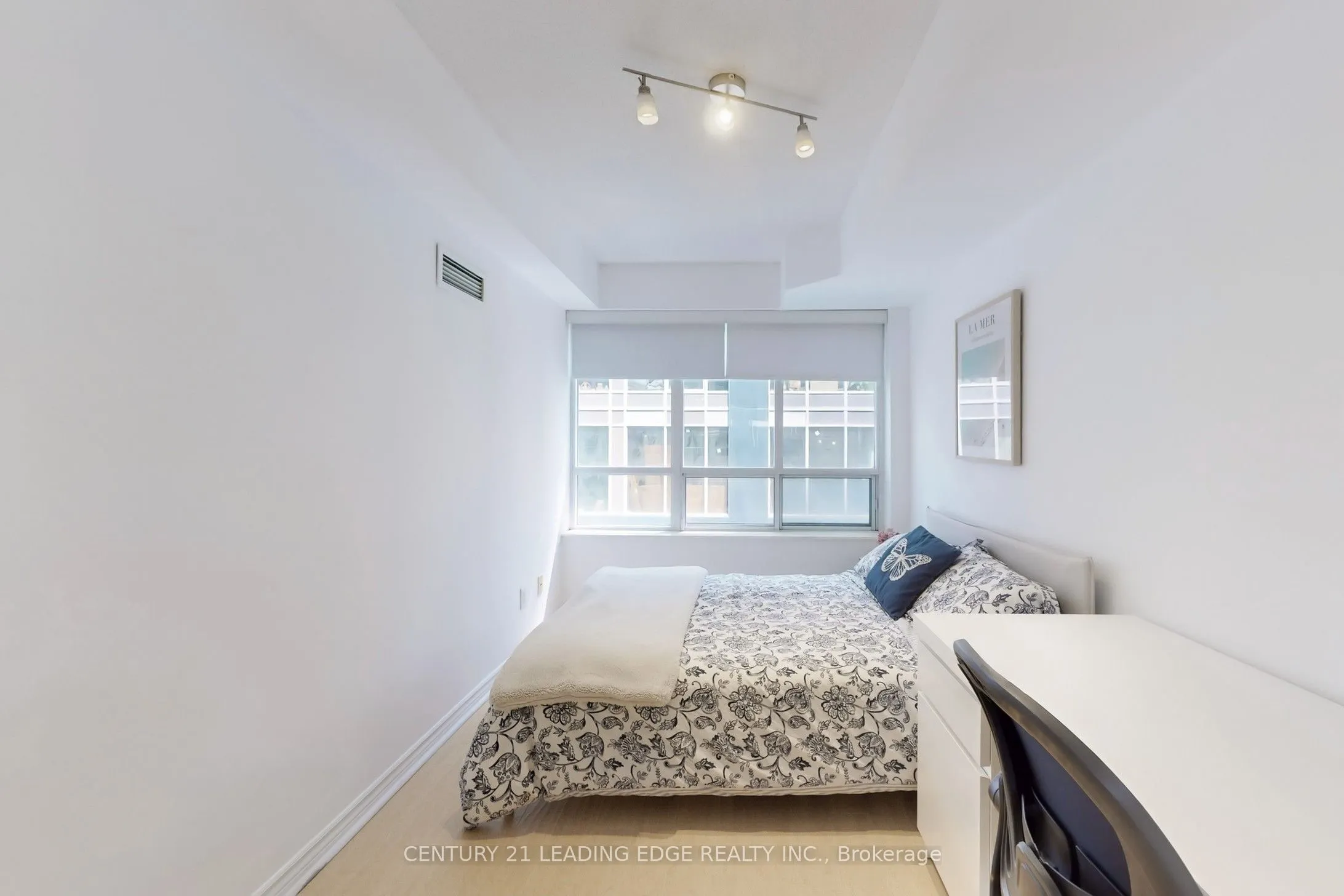 250 Wellington Street W, #1730
