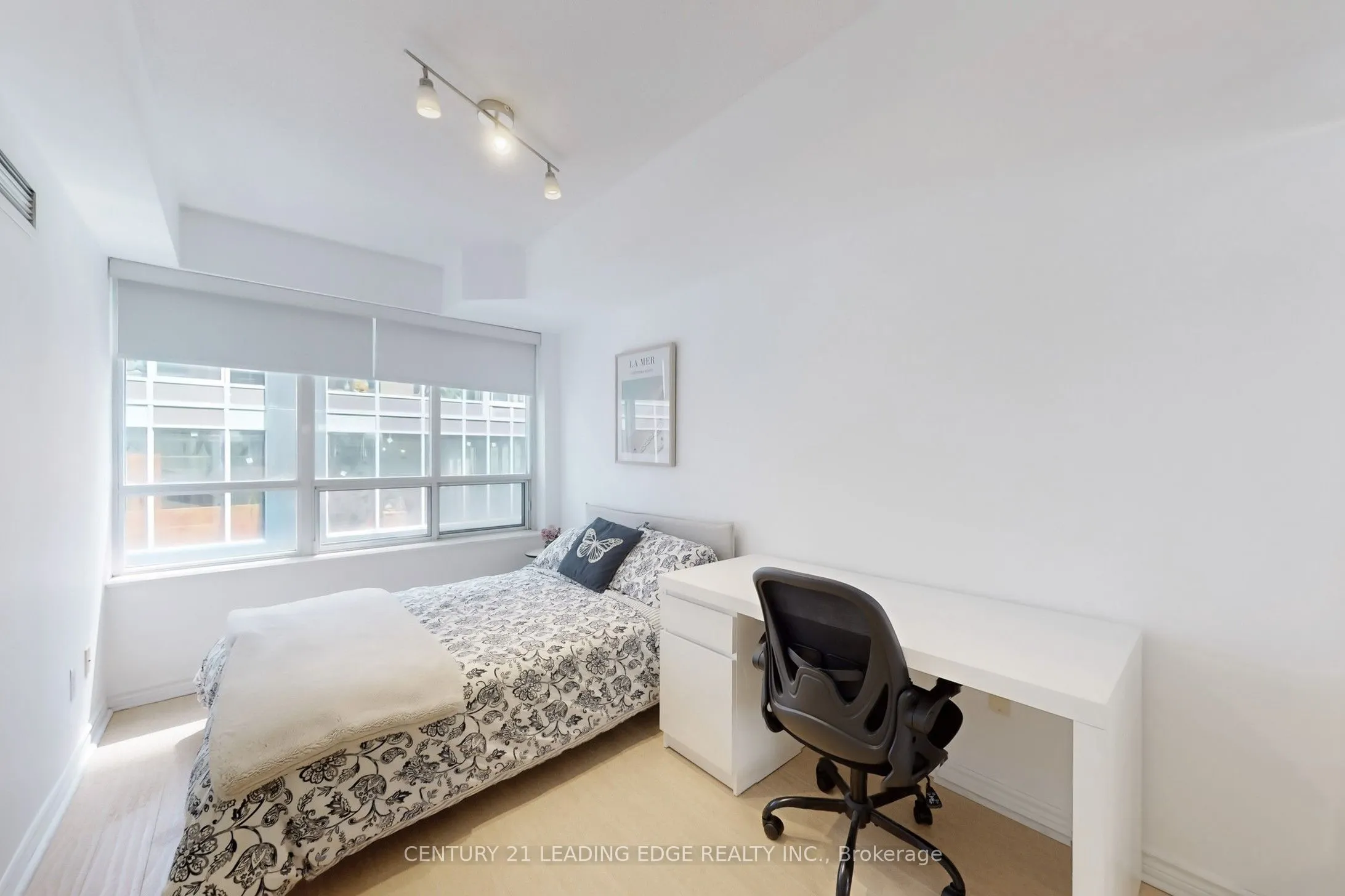 250 Wellington Street W, #1730
