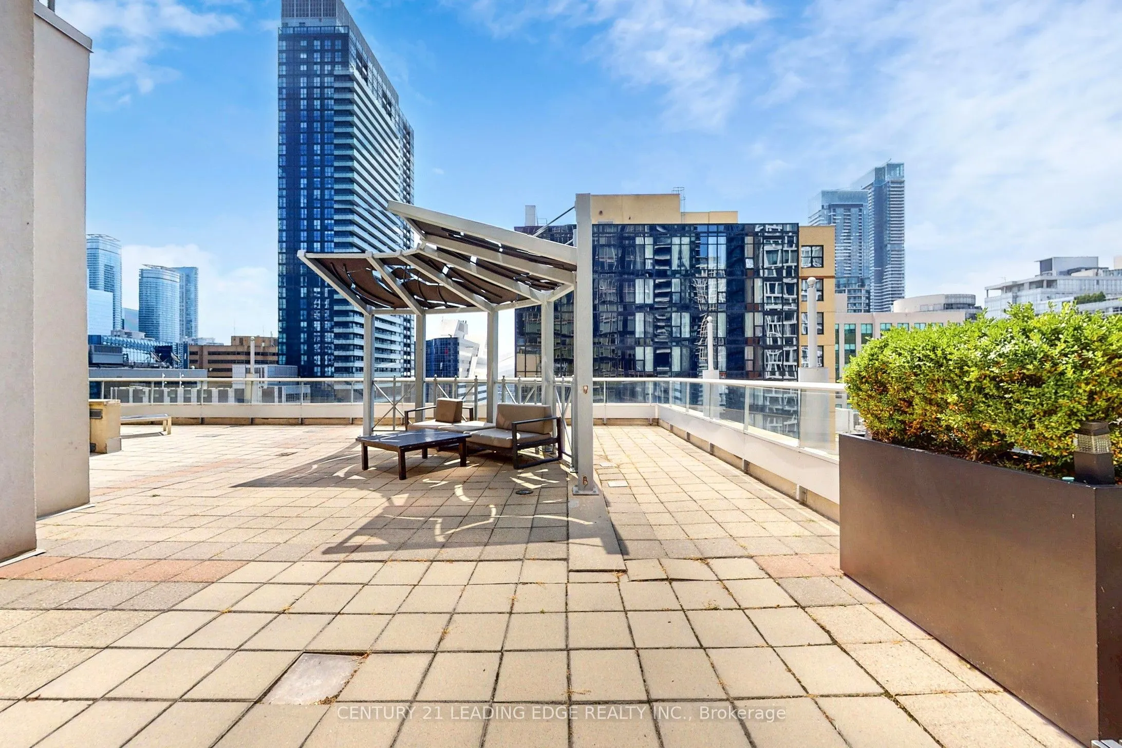 250 Wellington Street W, #1730