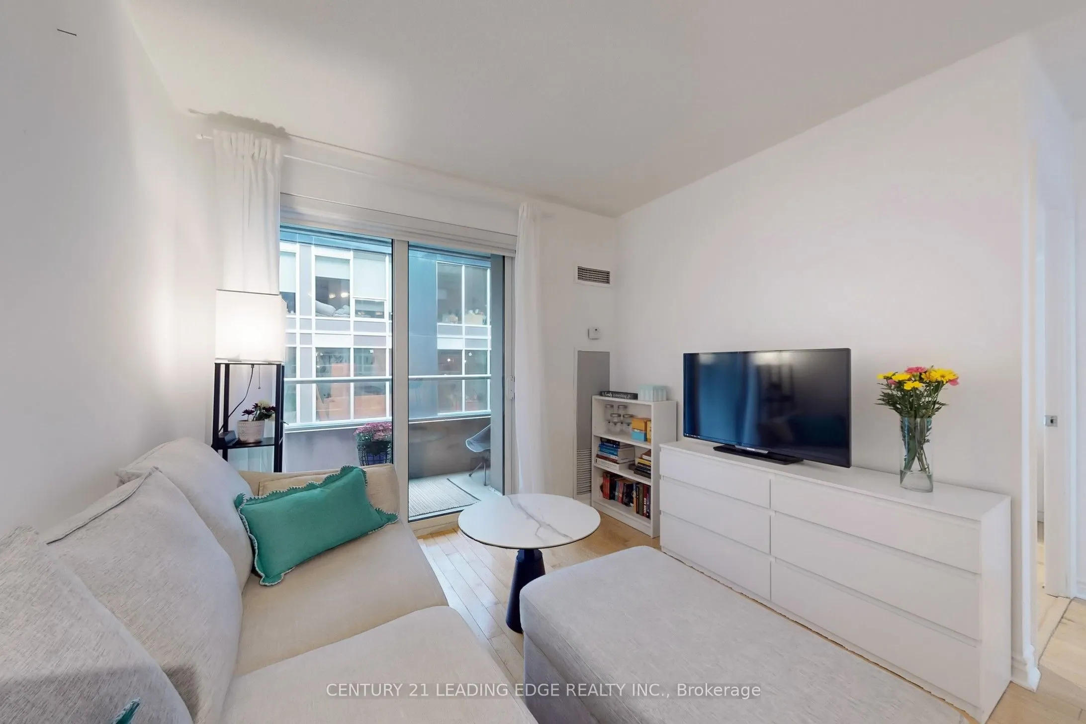 250 Wellington Street W, #1730