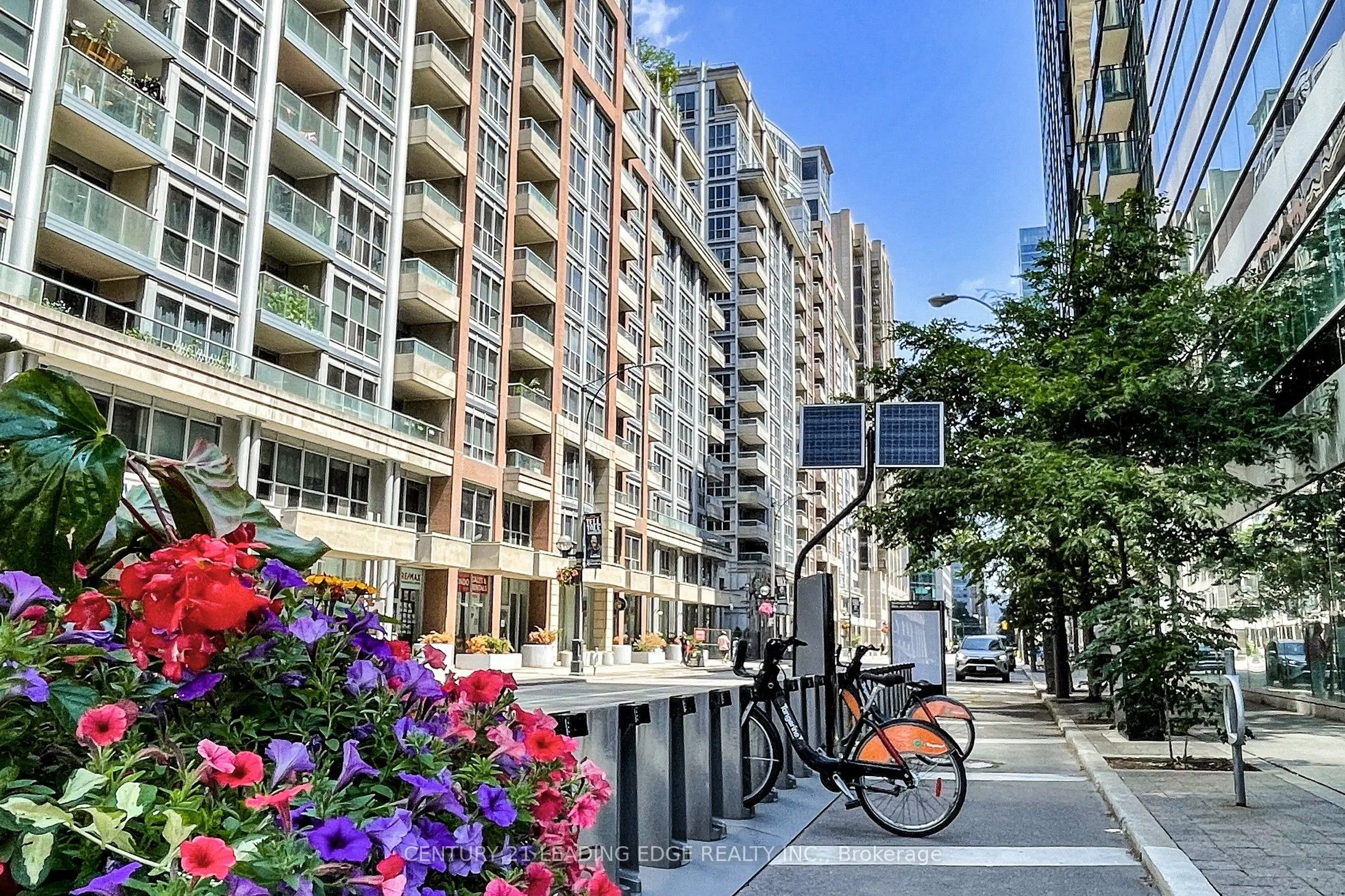 250 Wellington Street W, #1730