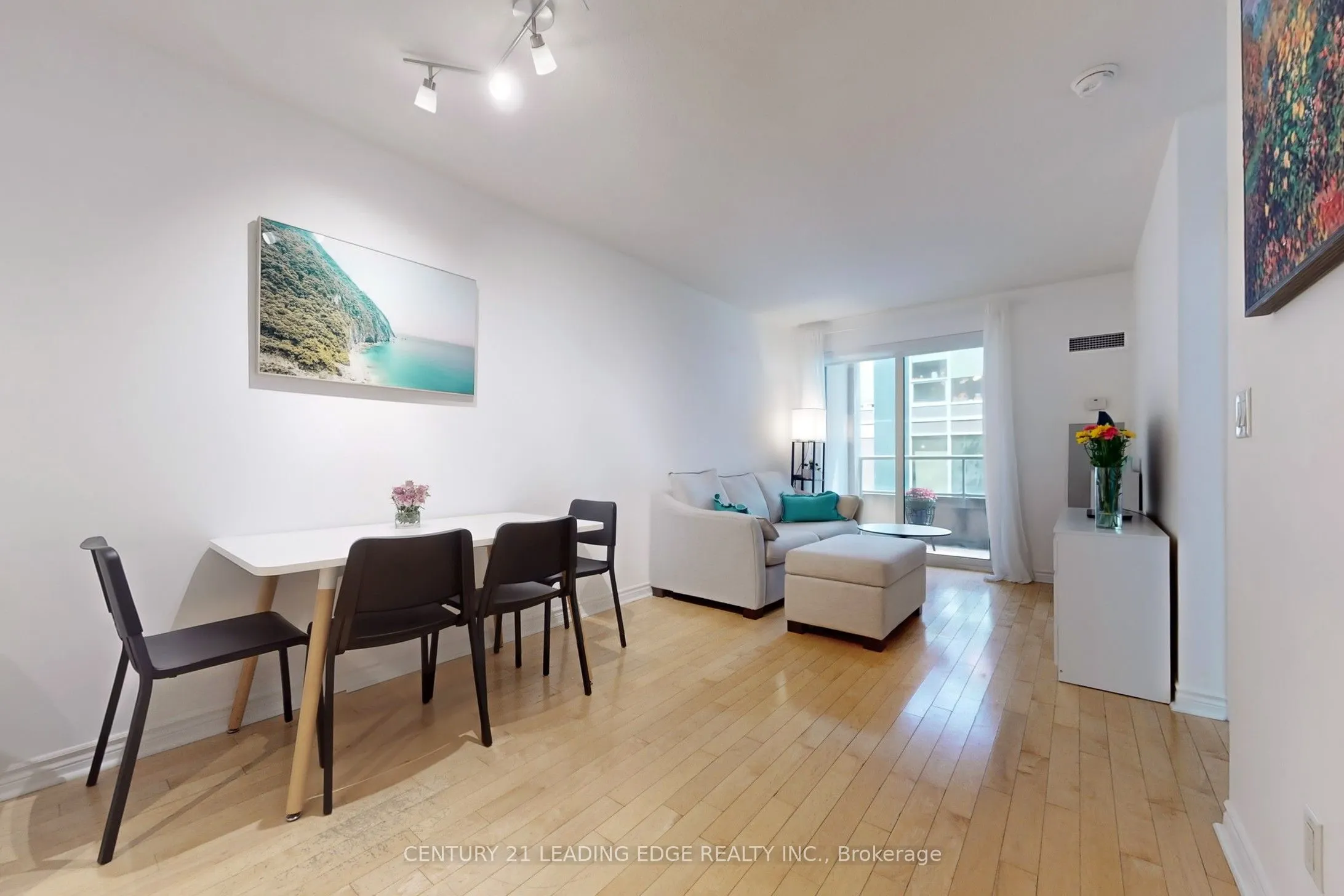 250 Wellington Street W, #1730