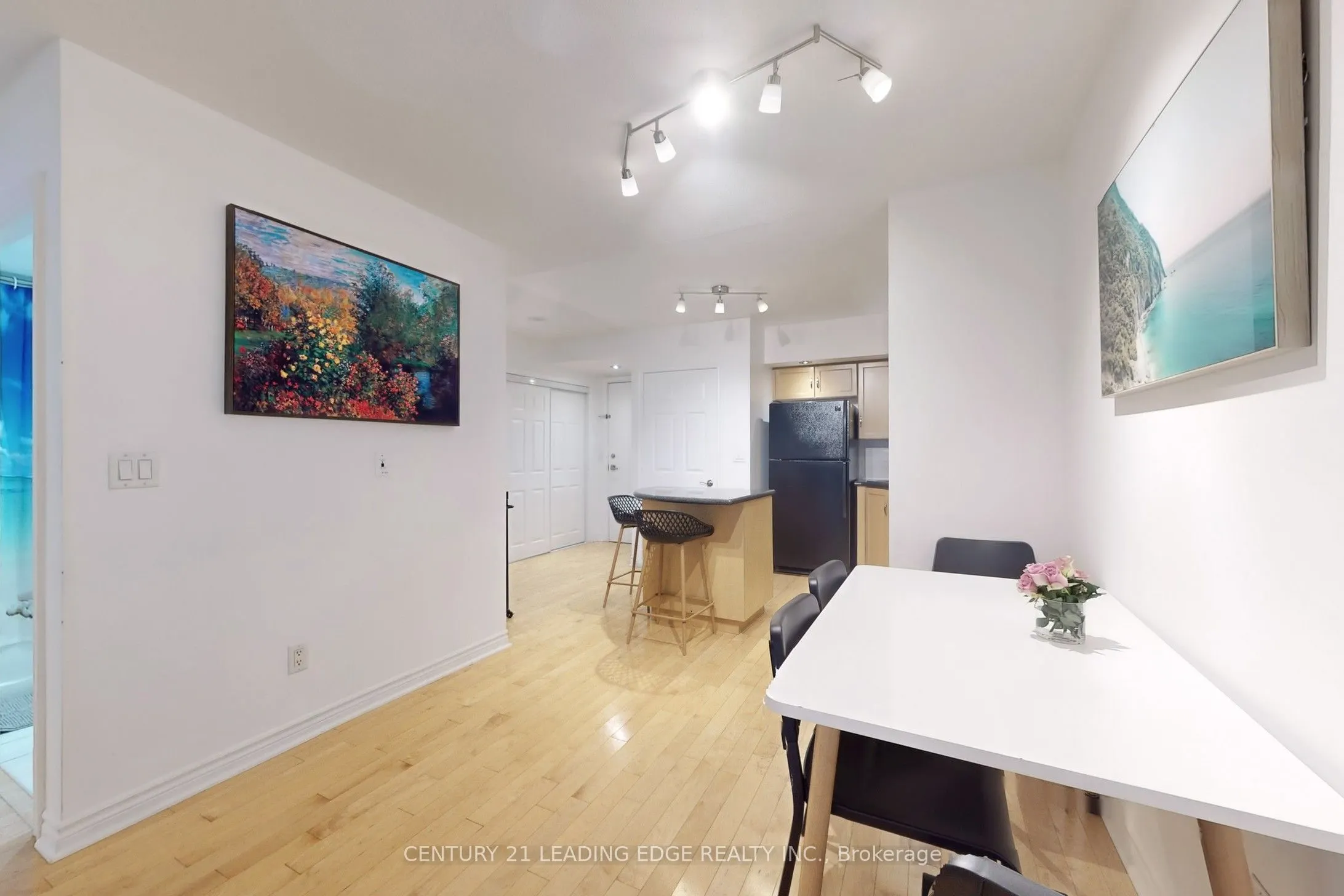 250 Wellington Street W, #1730
