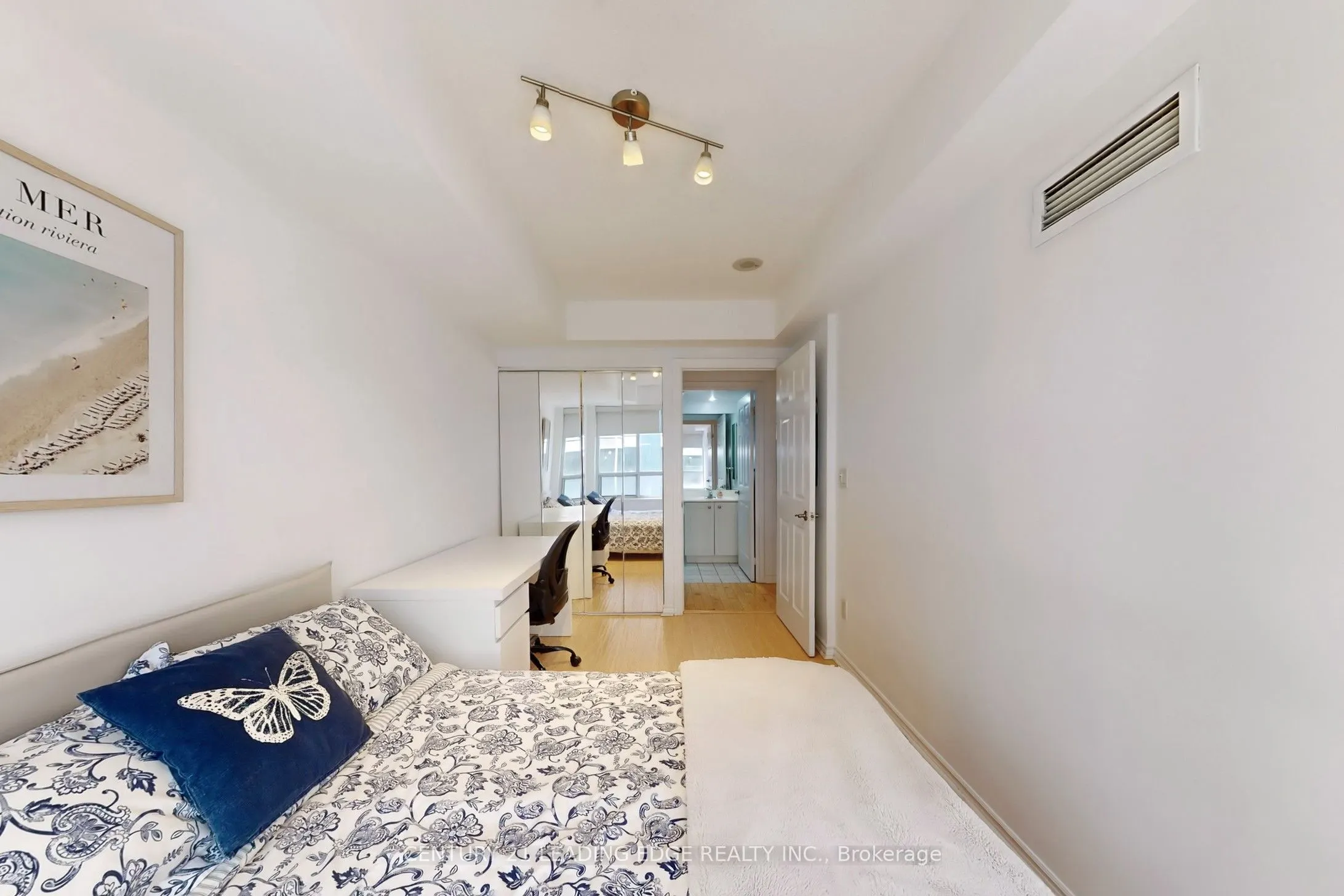 250 Wellington Street W, #1730
