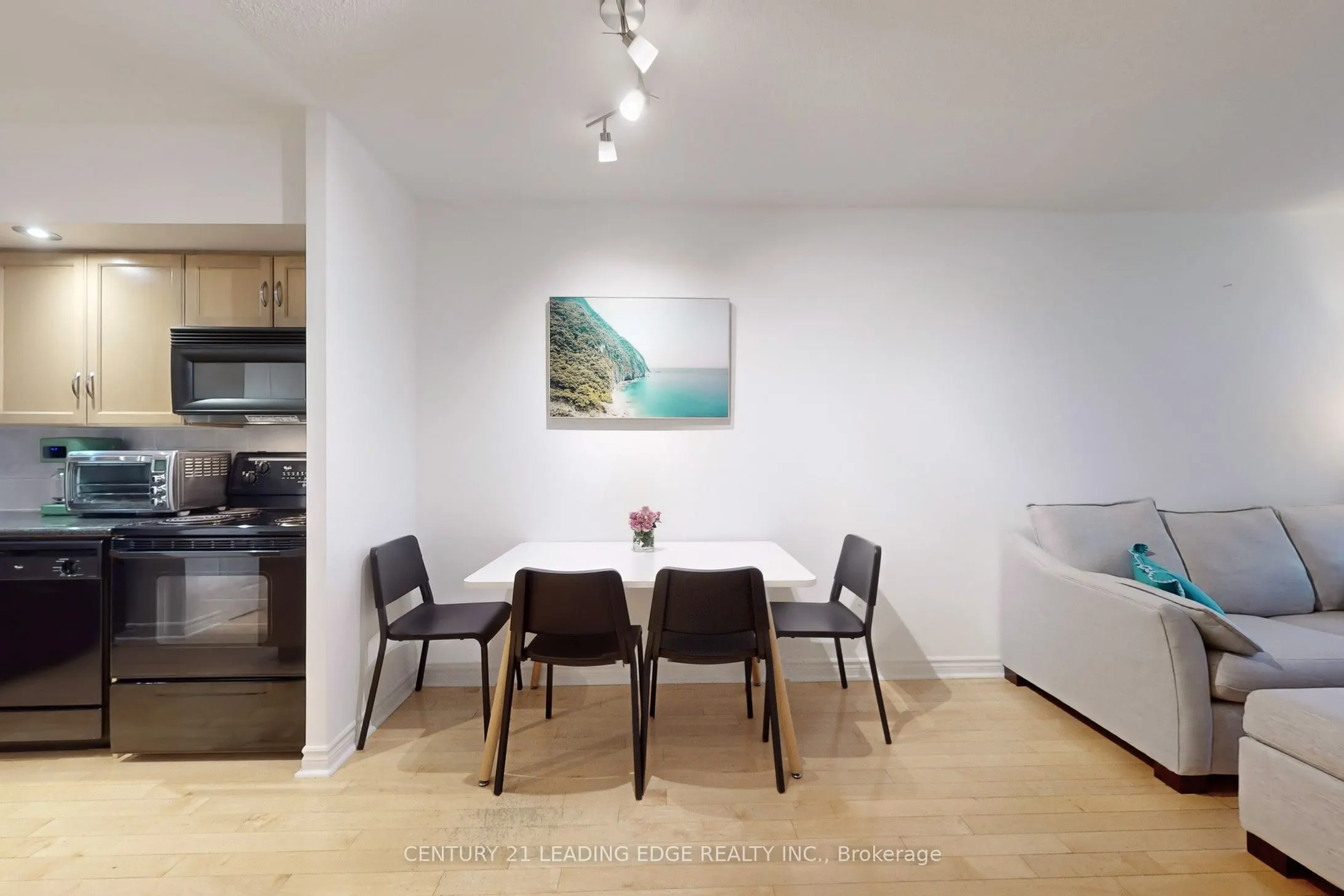 250 Wellington Street W, #1730