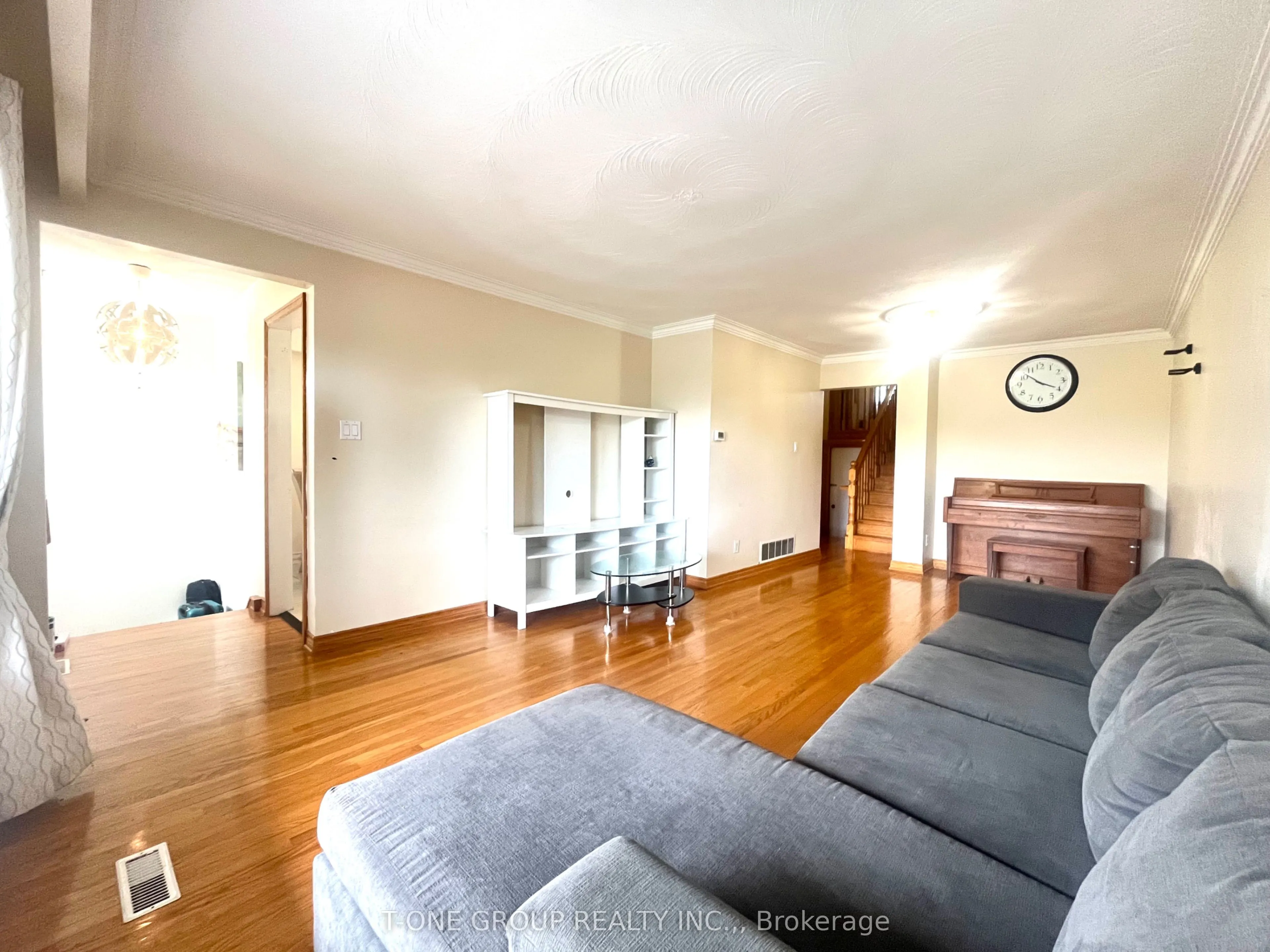 58 Navaho Drive, #upper floor