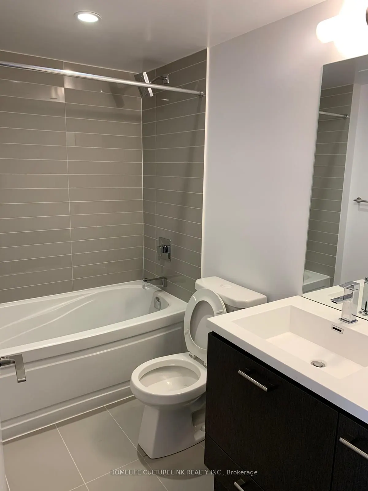 87 Peter Street, #818