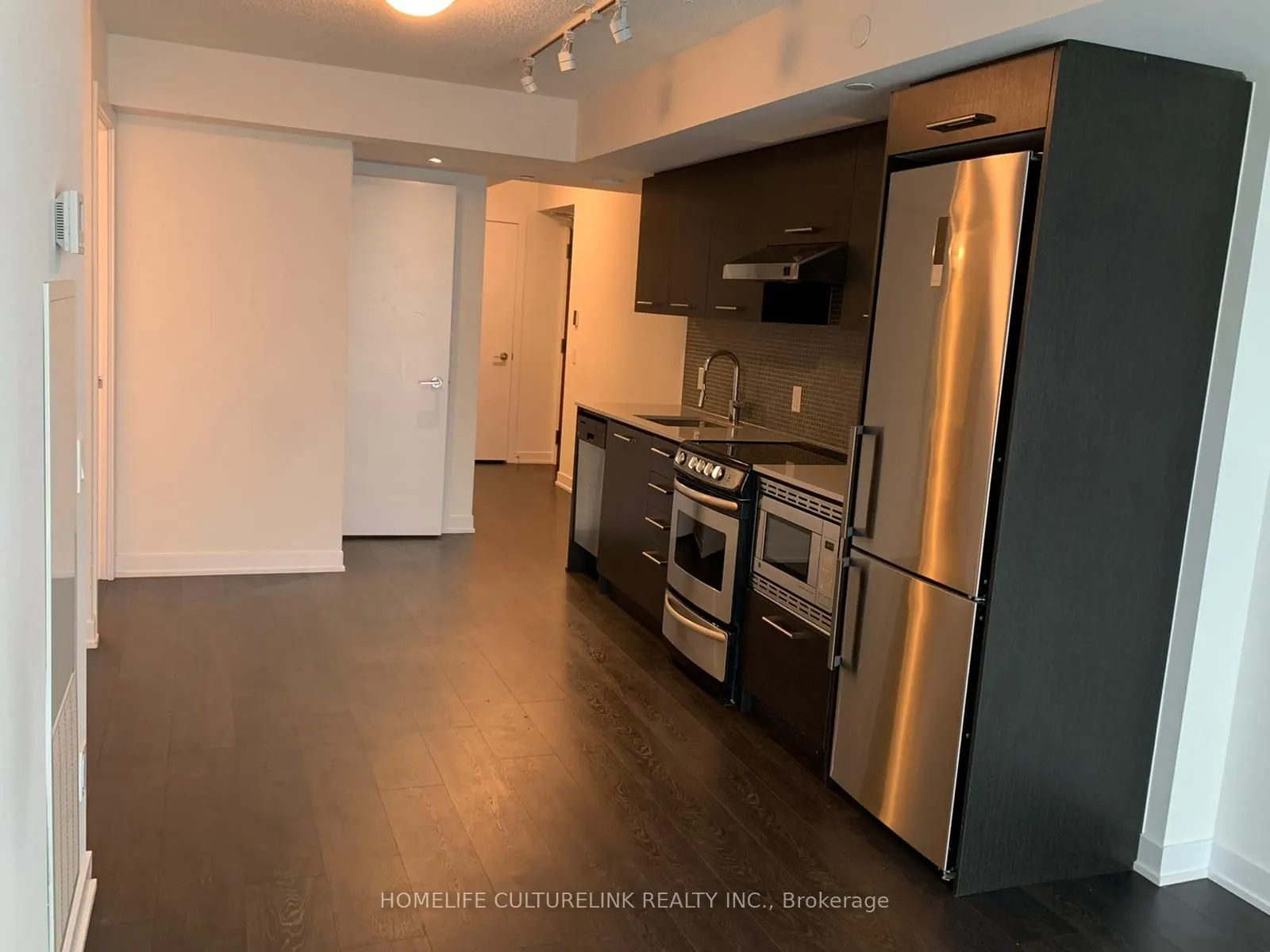 87 Peter Street, #818