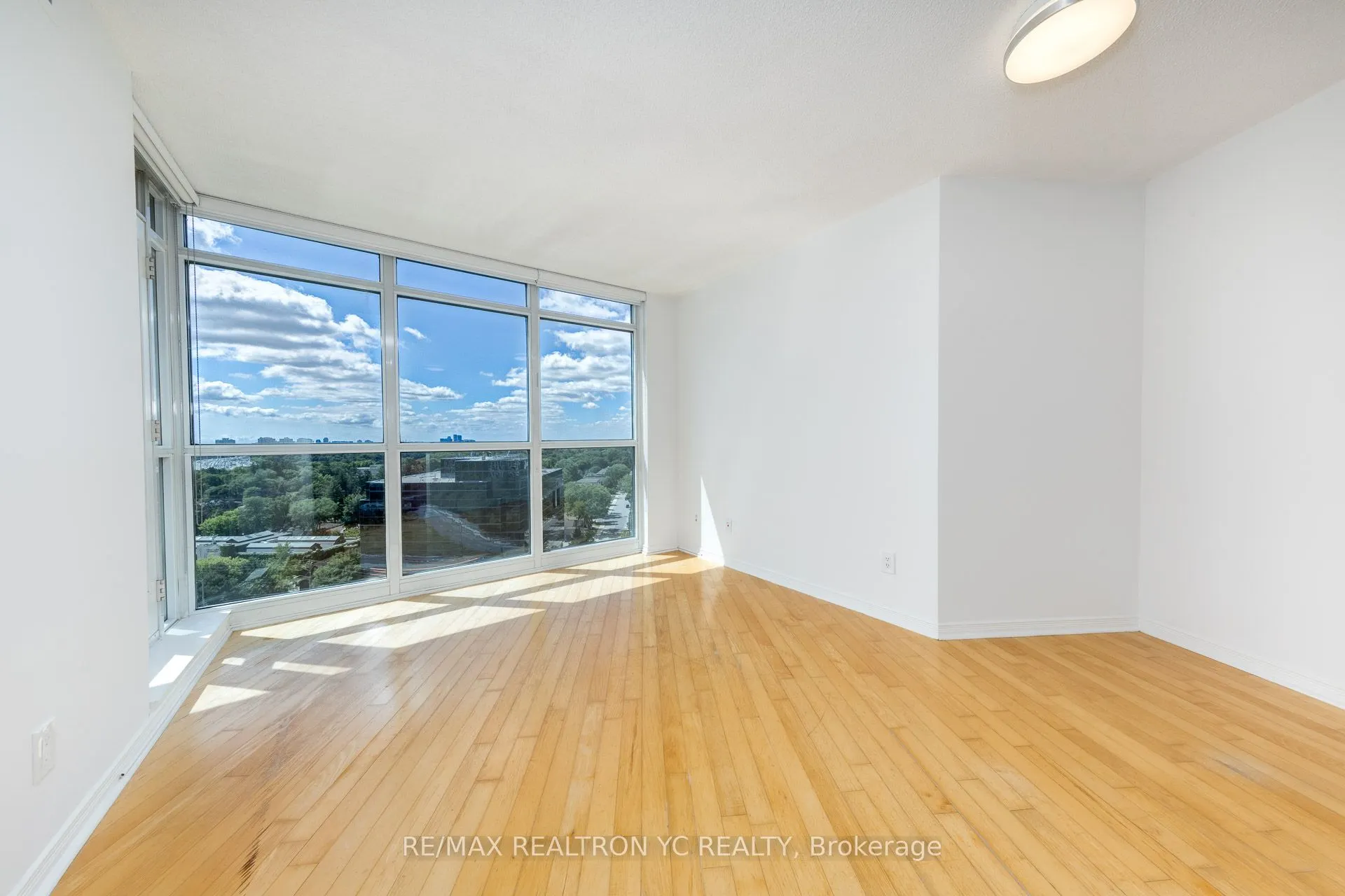 28 Harrison Garden Boulevard, #1605