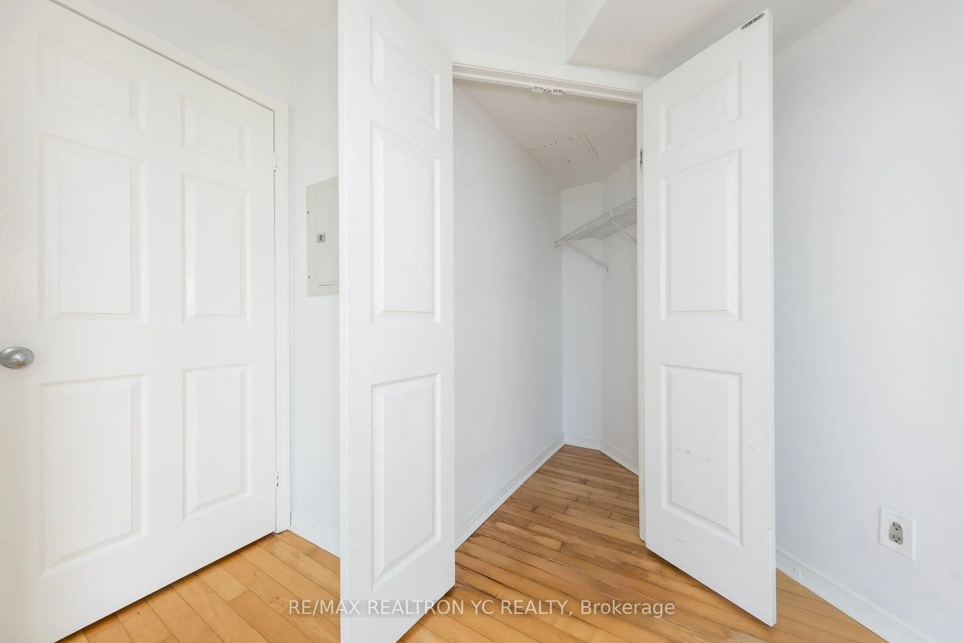 28 Harrison Garden Boulevard, #1605