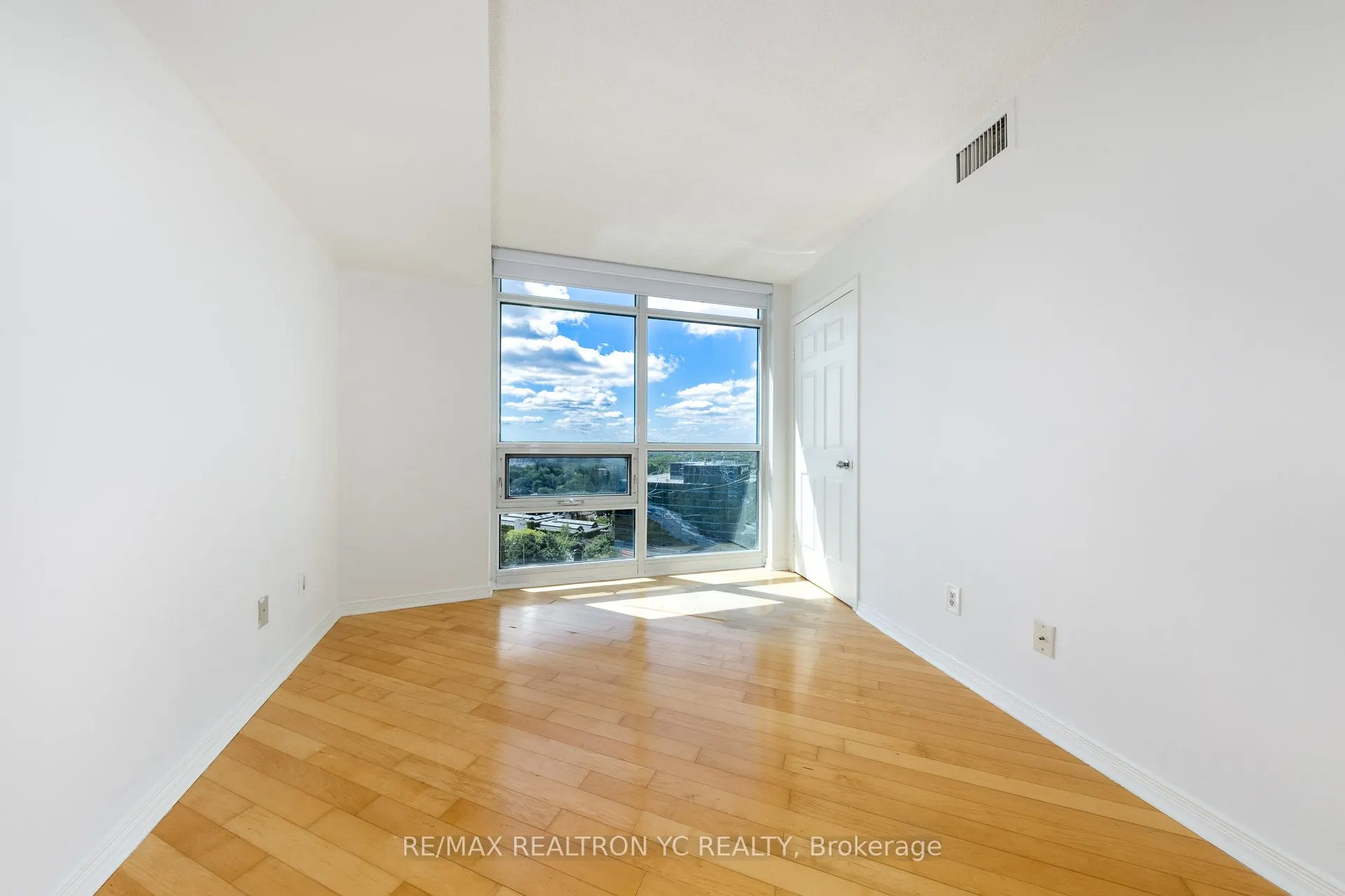 28 Harrison Garden Boulevard, #1605