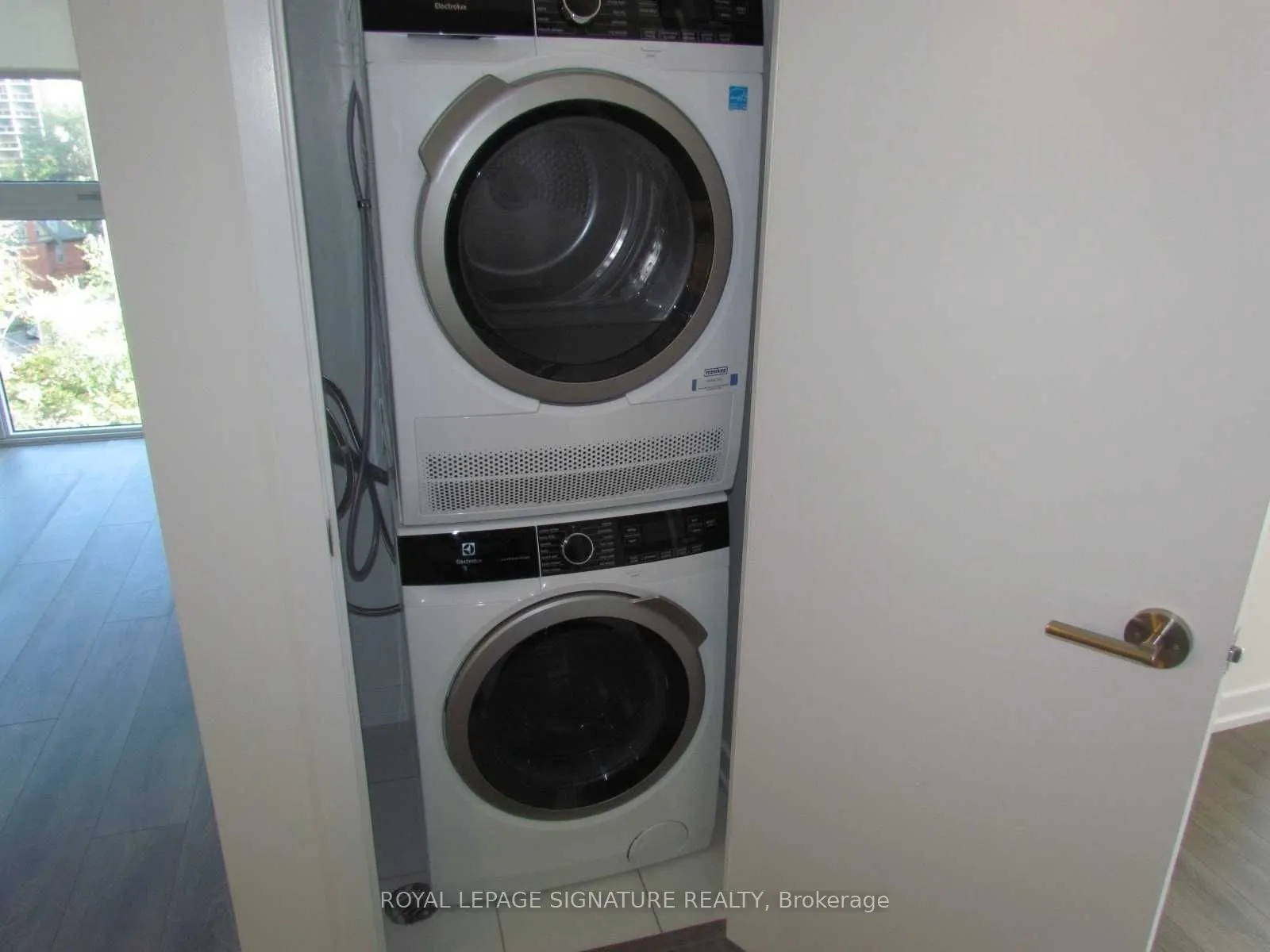 219 Dundas Street E, #812