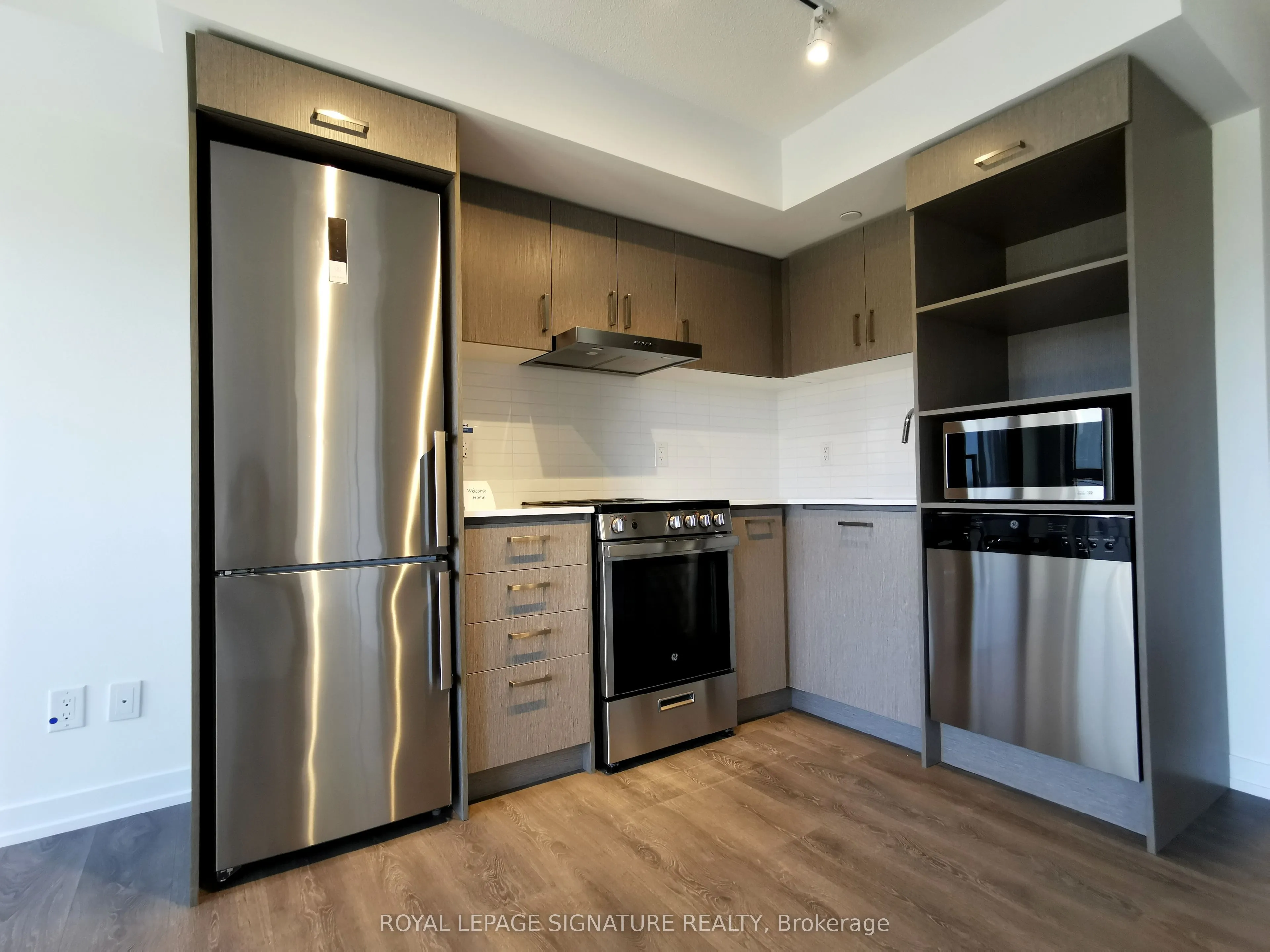 219 Dundas Street E, #812