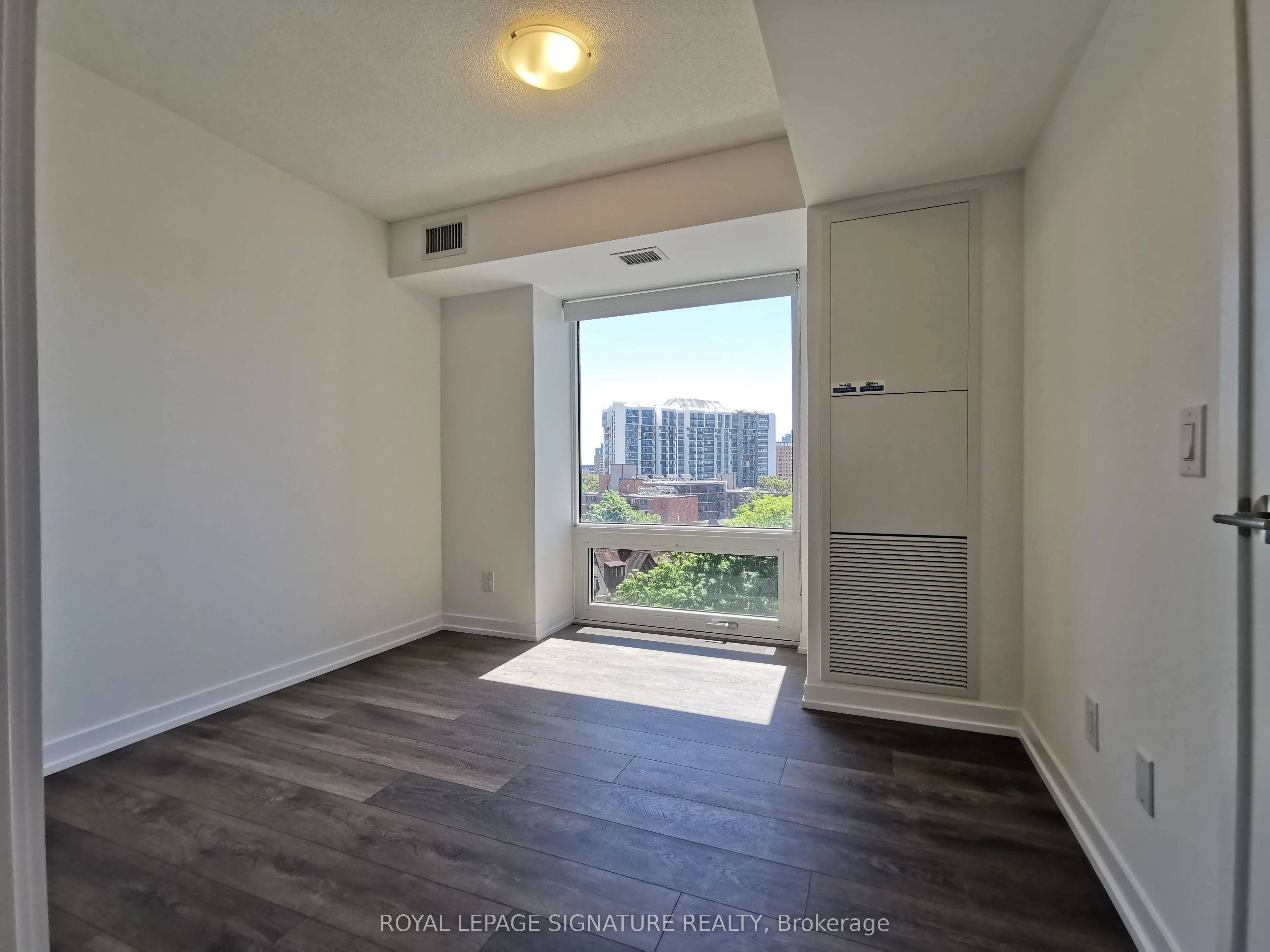 219 Dundas Street E, #812