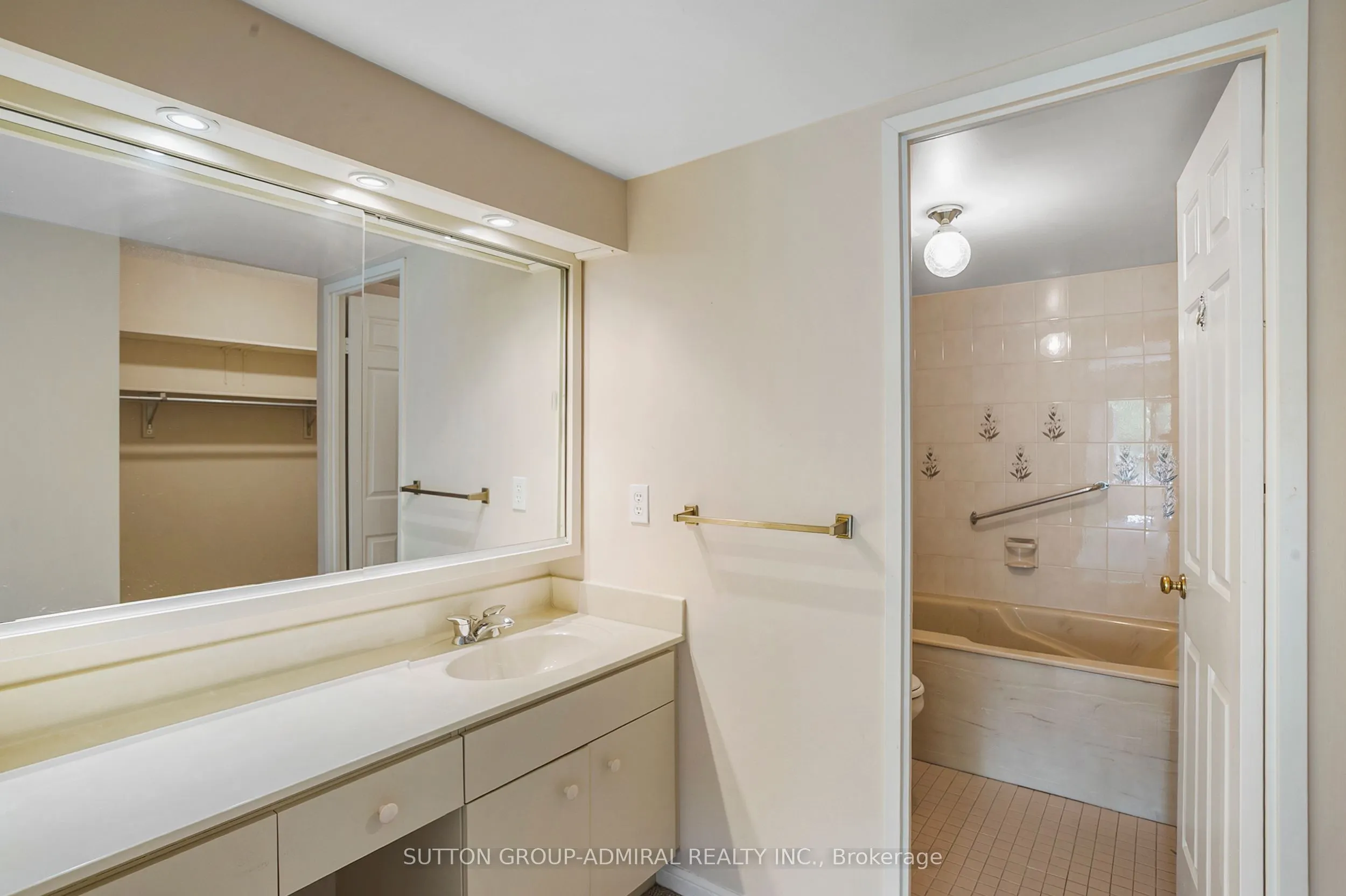 245 The Donway West, #402