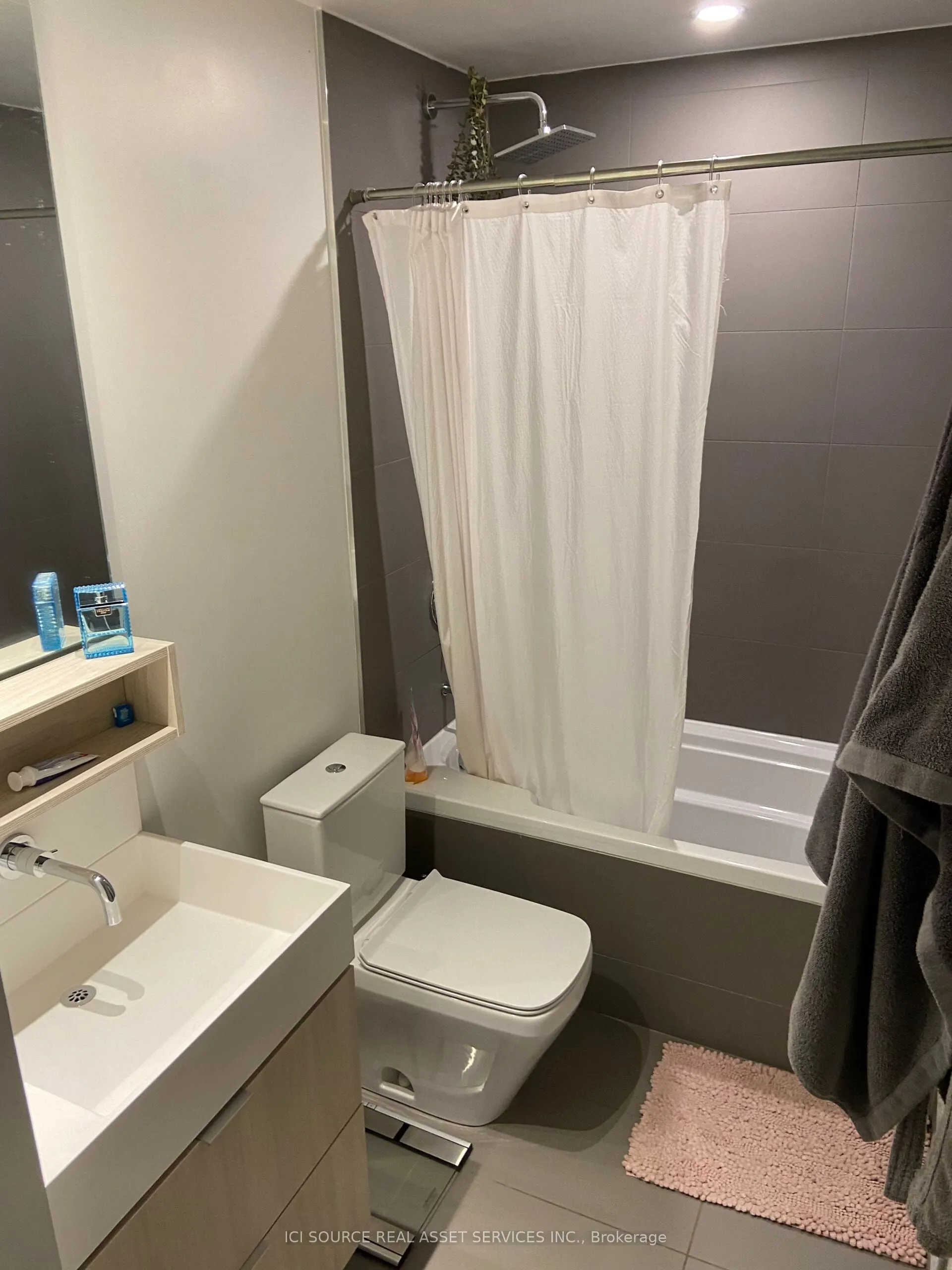 8 Hillsdale Avenue E, #1718