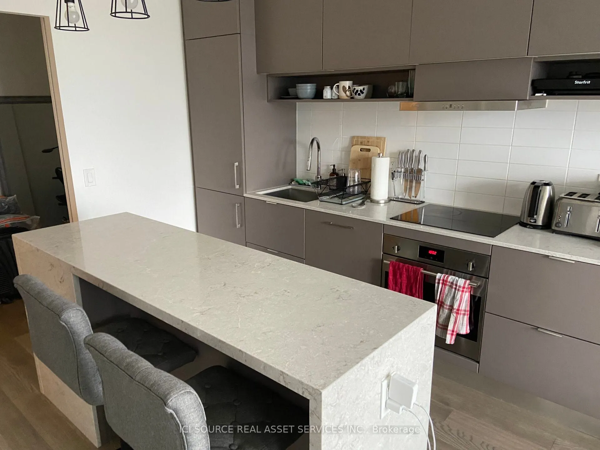8 Hillsdale Avenue E, #1718