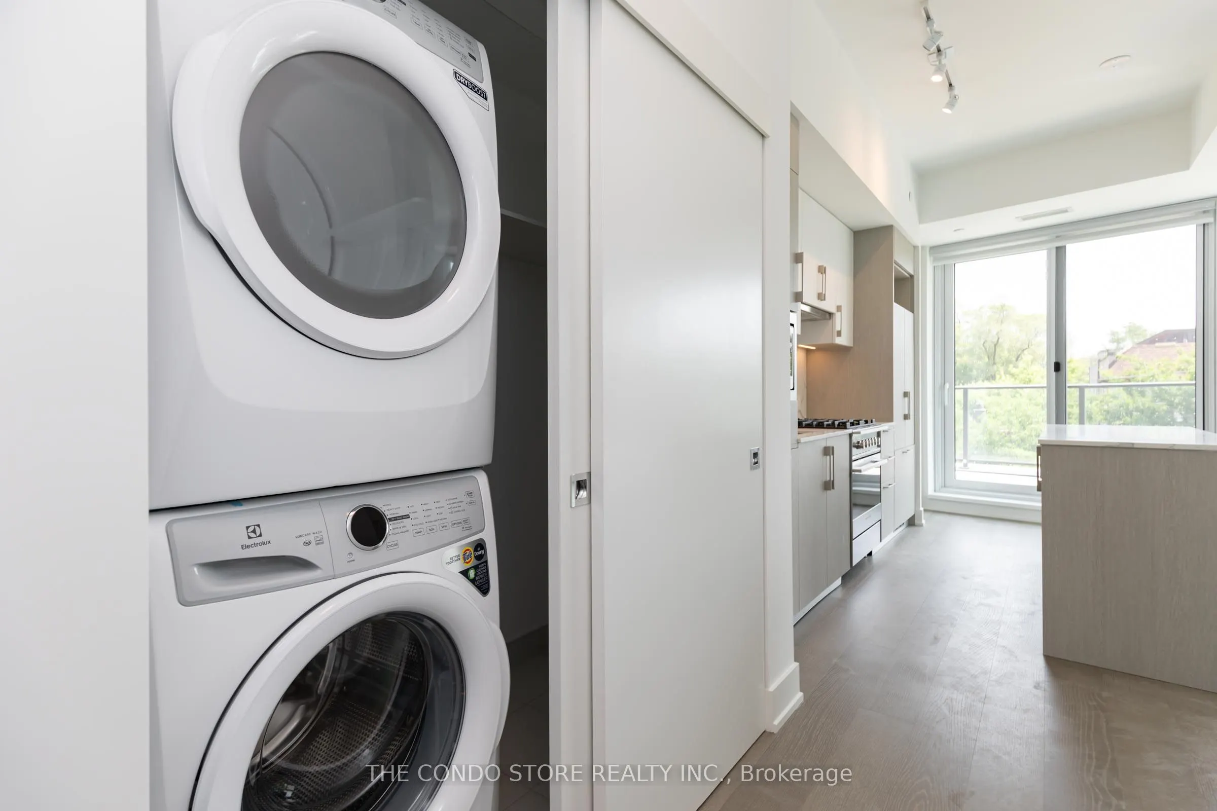 8 Manor Road W, #302
